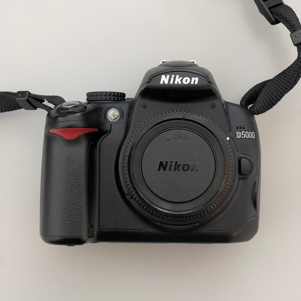 Nikon D5000 DSLR – slechts 7.071 sluiteractuaties, Gebruikt, 12 megapixels, Ingebouwde flitser, Ophalen of Verzenden