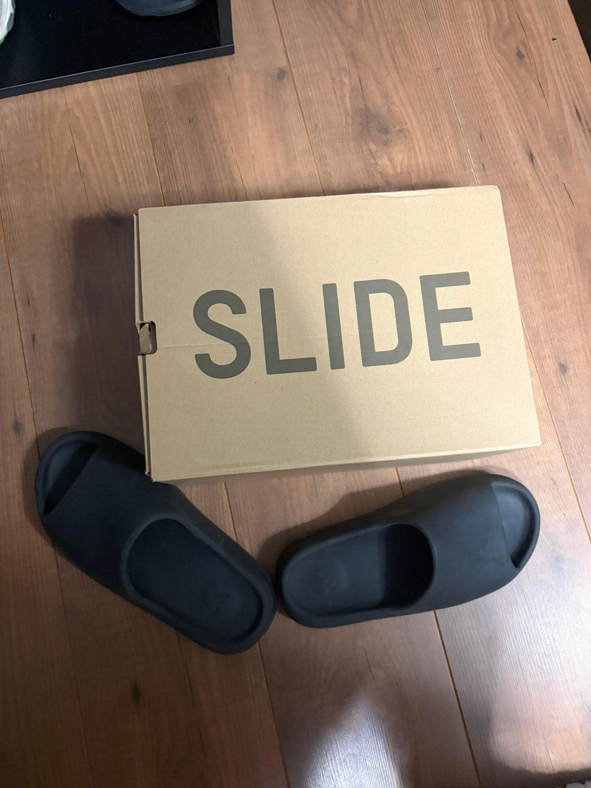 Yeezy slides, Slippers, Zwart, Ophalen of Verzenden, Zo goed als nieuw