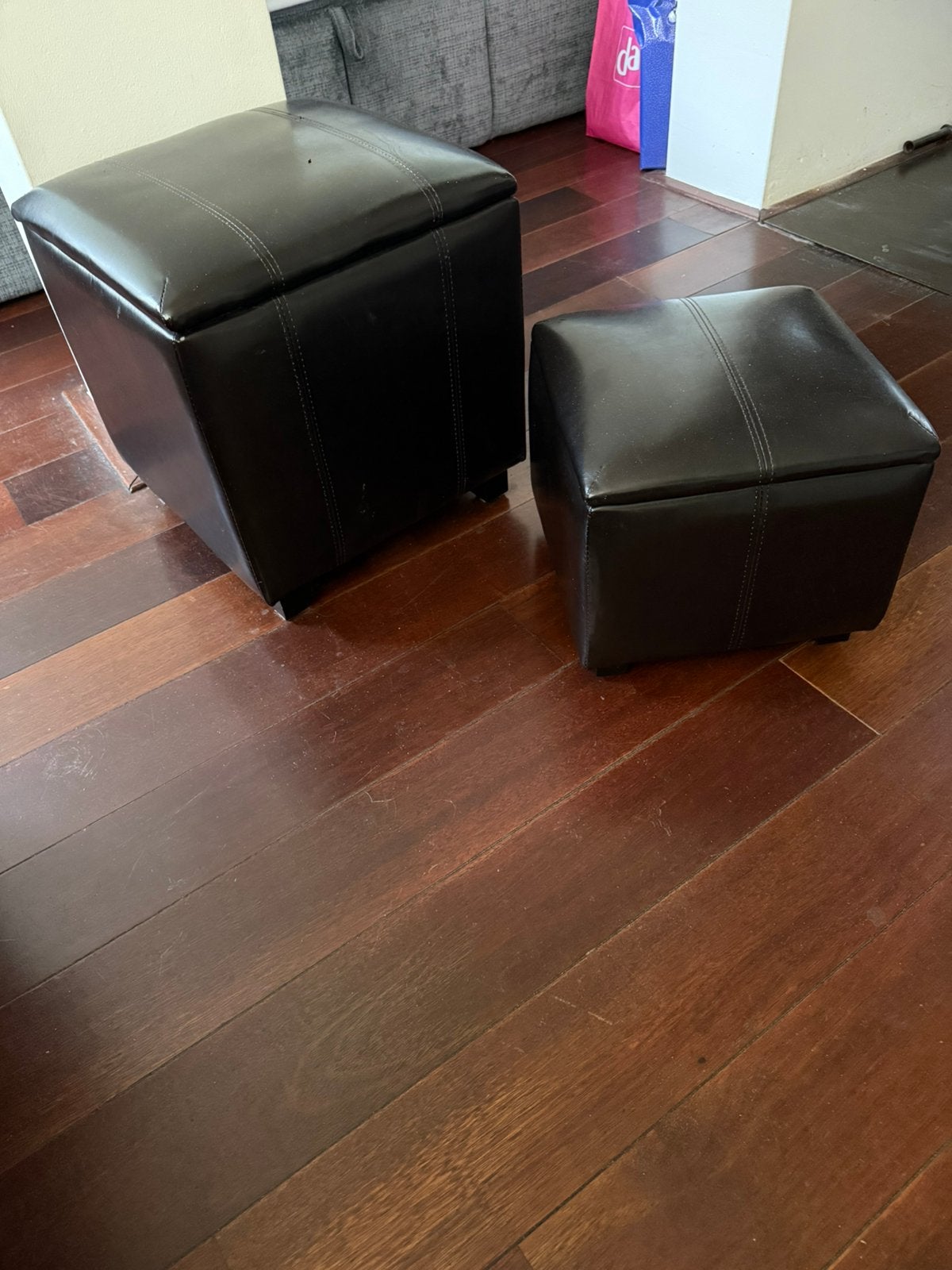 Twee poef., Ophalen, Minder dan 50 cm, Rond, Leer