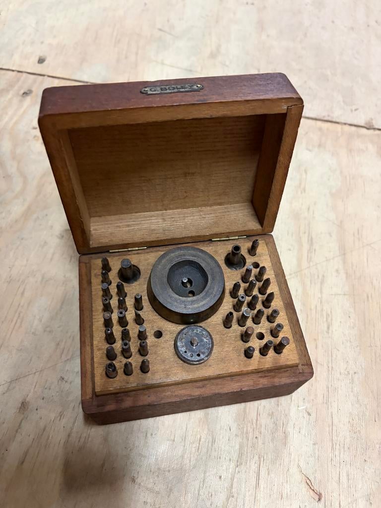 Antiek horlogemakersgereedschap in houten kistje, Ophalen