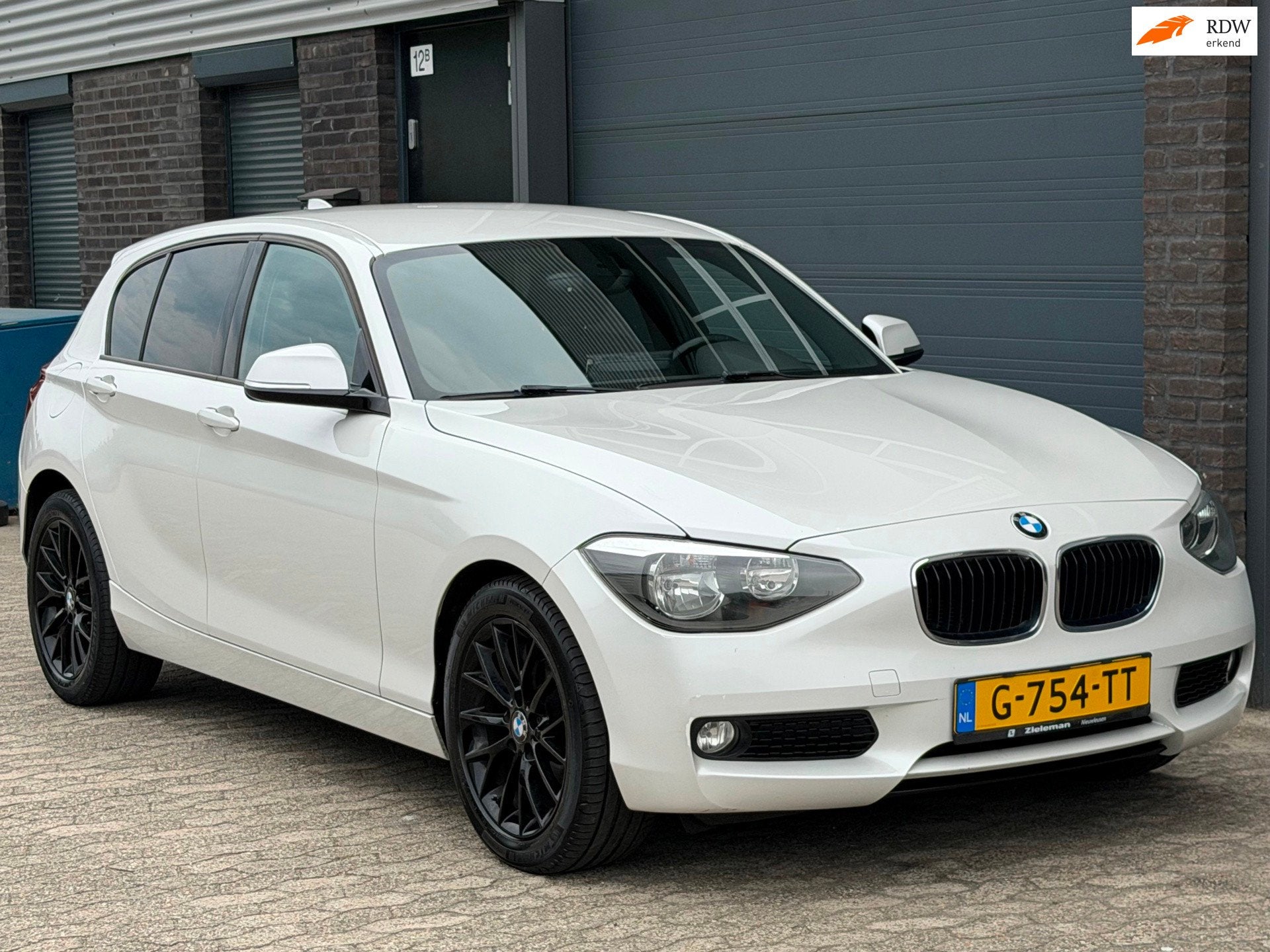 BMW 1-serie 116i Limited Series CARPLAY KEYLESS CLIMA CRUISE, Auto's, BMW, 1-Serie, Gebruikt, 4 cilinders, Wit