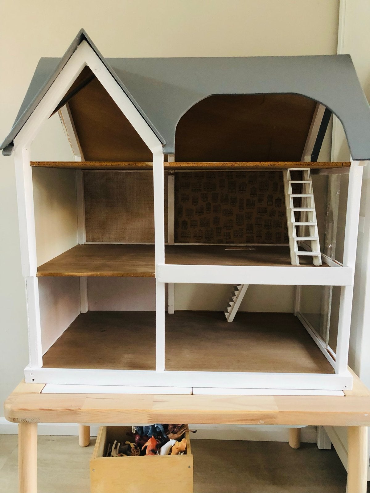 Groot houten poppenhuis met 3 verdiepingen en trapjes, Ophalen, Gebruikt, Poppenhuis