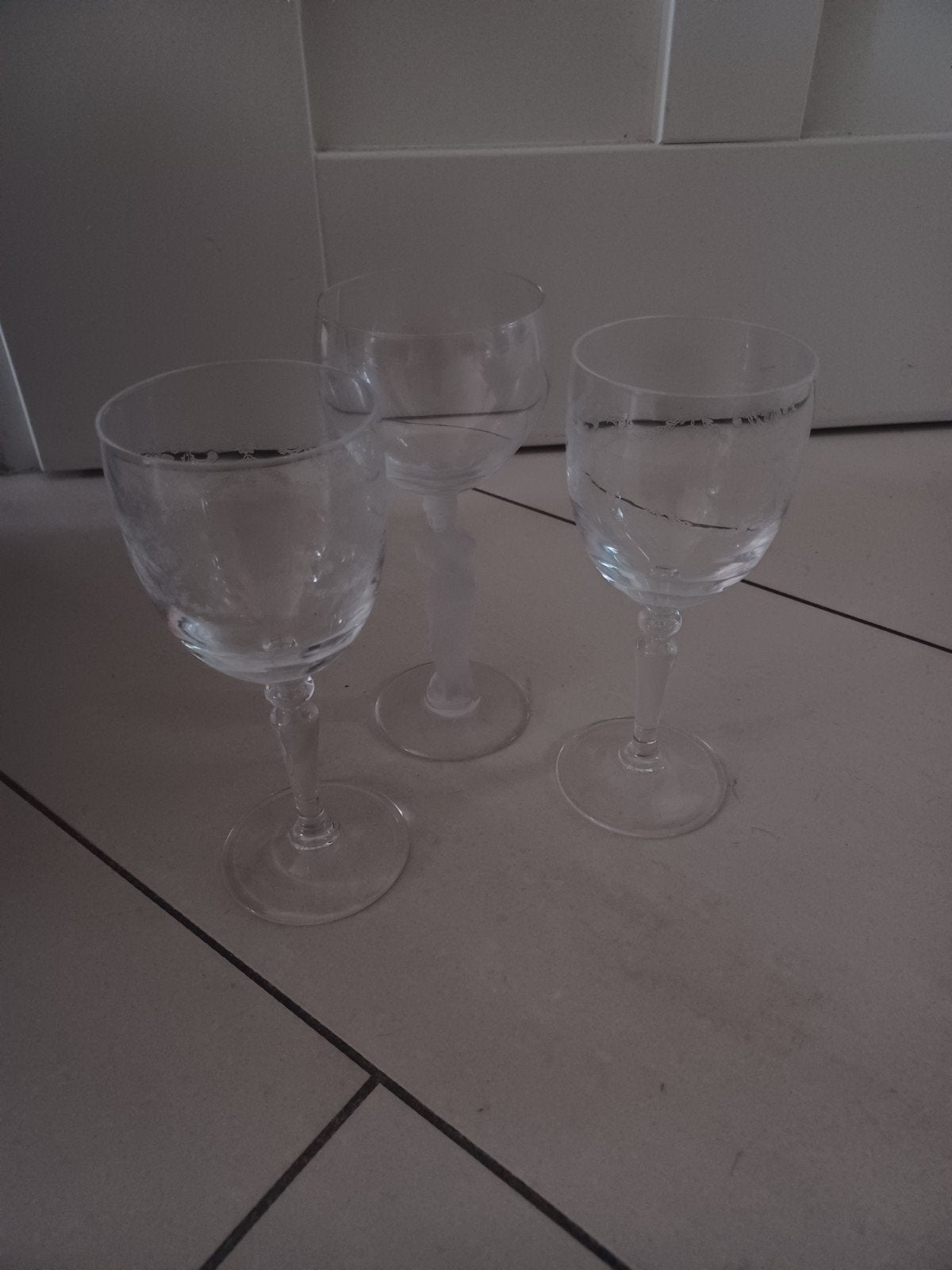 Set van 3 wijnglazen met unieke voet, Antiek en Kunst, Antiek | Glas en Kristal, Ophalen of Verzenden