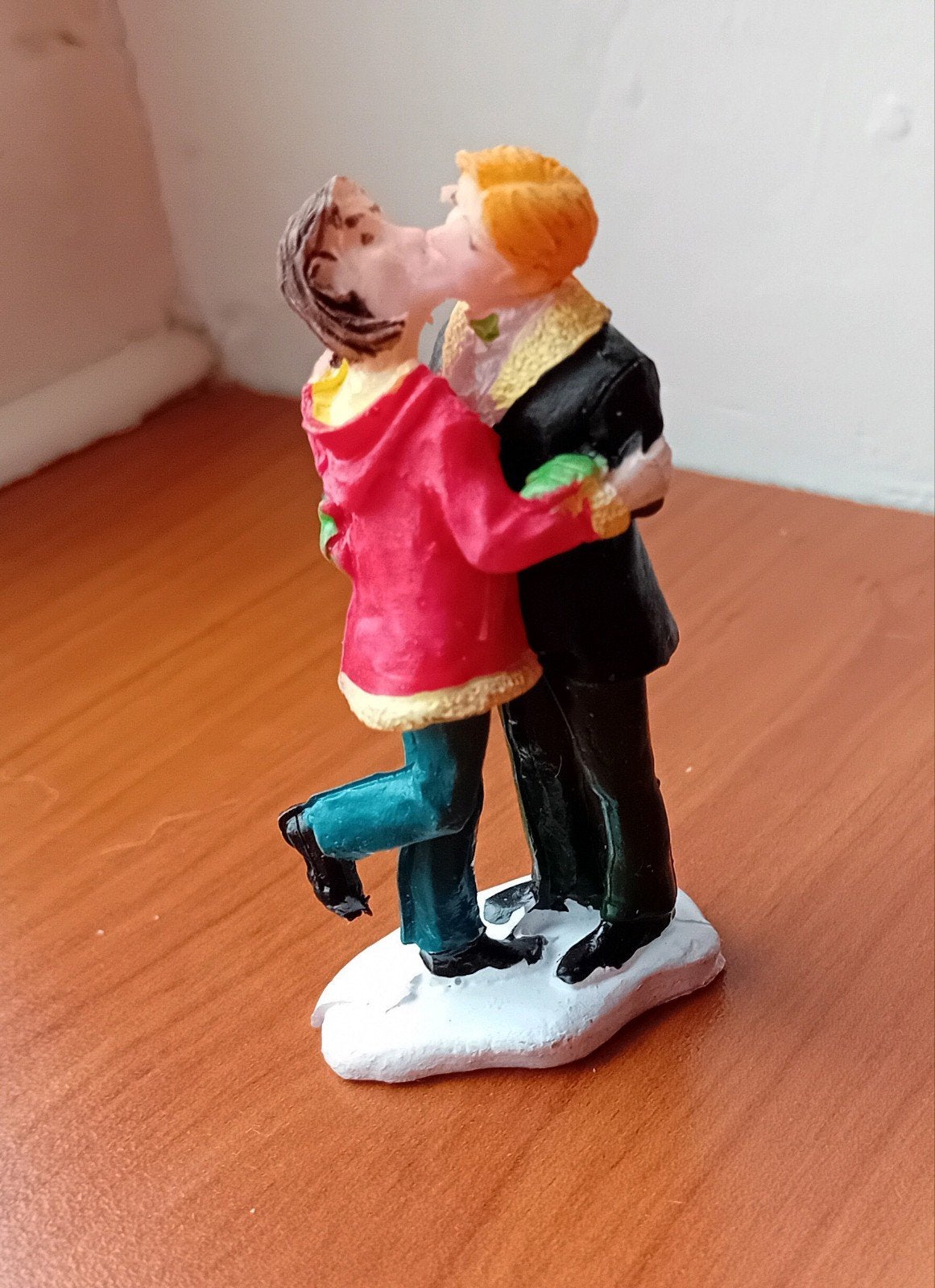 Kerstfiguren kussend stel voor Kerstdorp, Ophalen of Verzenden
