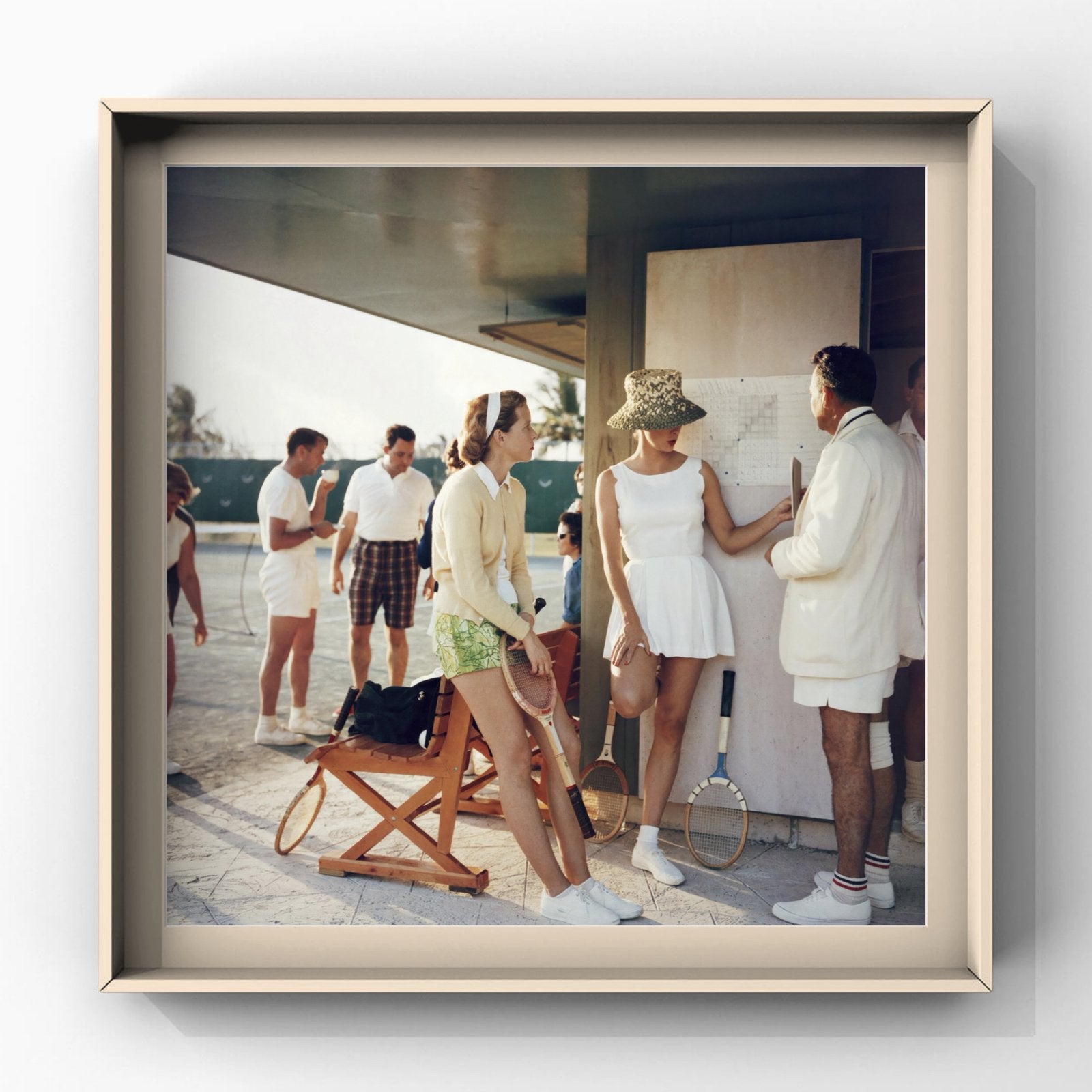 Slim Aarons – Tennis Conversation, Bahamas, 1957 grote foto, Minder dan 50 cm, Ophalen of Verzenden, 5 – 50, Print