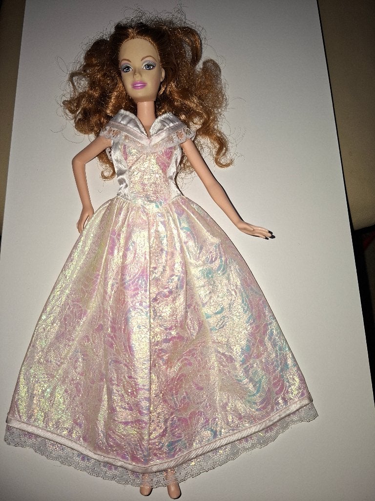 barbie  witte glanzende jurk vintage, Ophalen of Verzenden, Zo goed als nieuw, Barbie