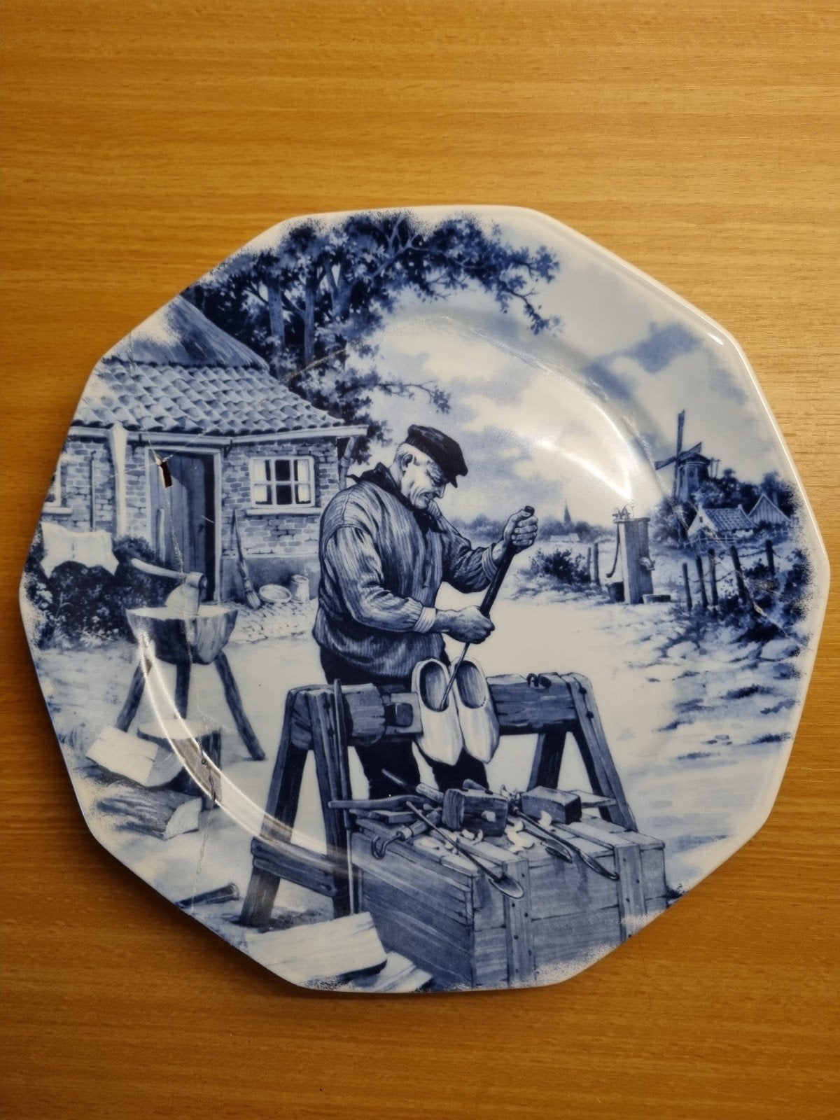 Twee Delftblauwe sierborden met Hollandse taferelen, Ophalen