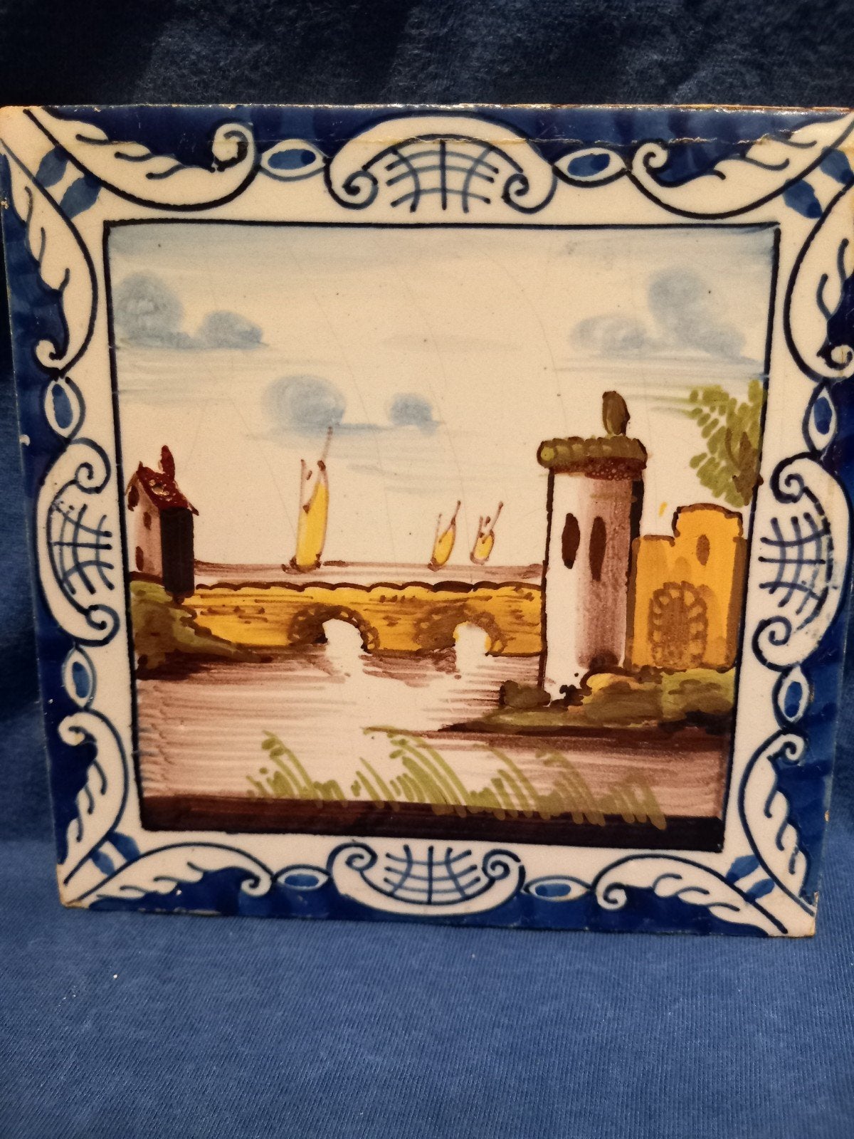 Antieke wandtegel met landschap met lofrand, Ophalen of Verzenden
