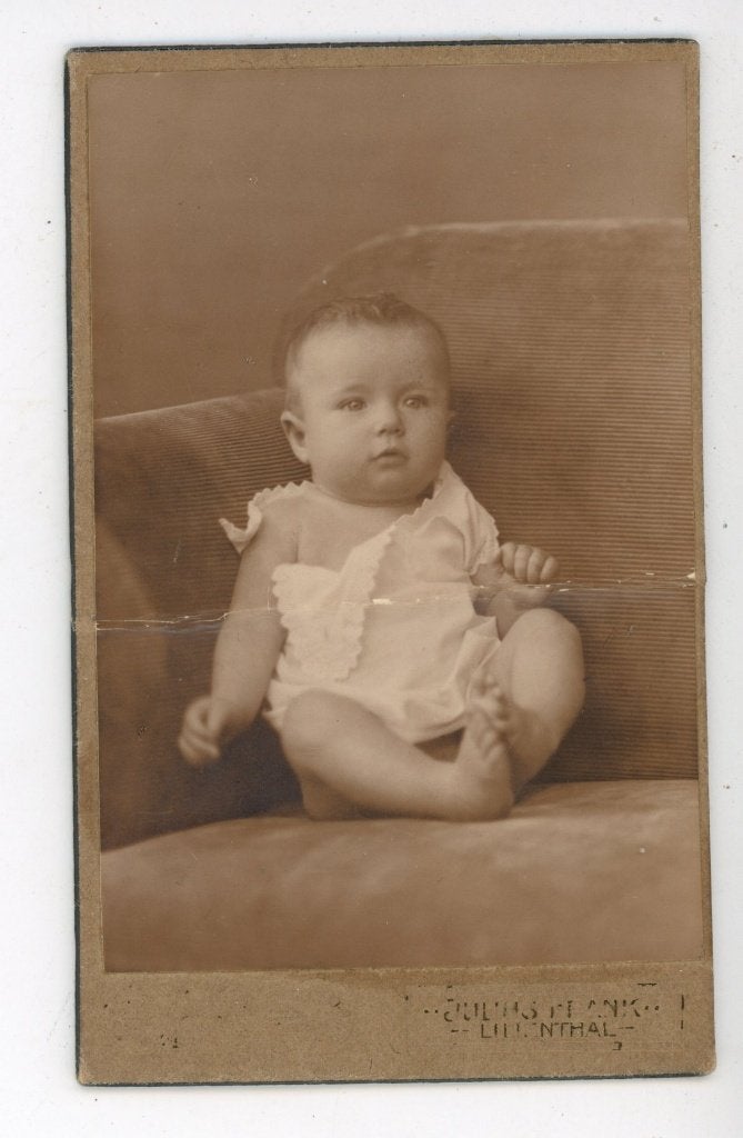E115; Antieke foto van baby, Julius Plank, Lilienthal, Gebruikt, Foto, Ophalen of Verzenden, Voor 1940