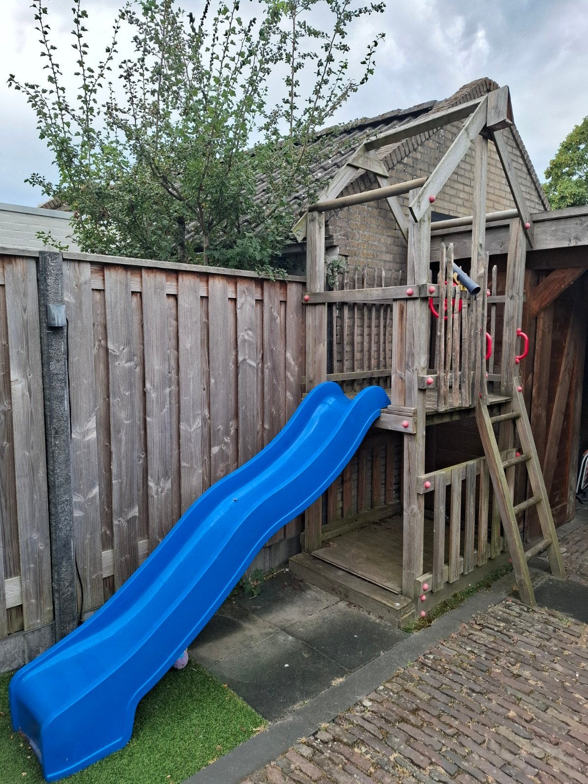 Houten speeltoestel met glijbaan en klimrek, Kinderen en Baby's, Speelgoed | Buiten | Speeltoestellen, Ophalen, Gebruikt, Glijbaan