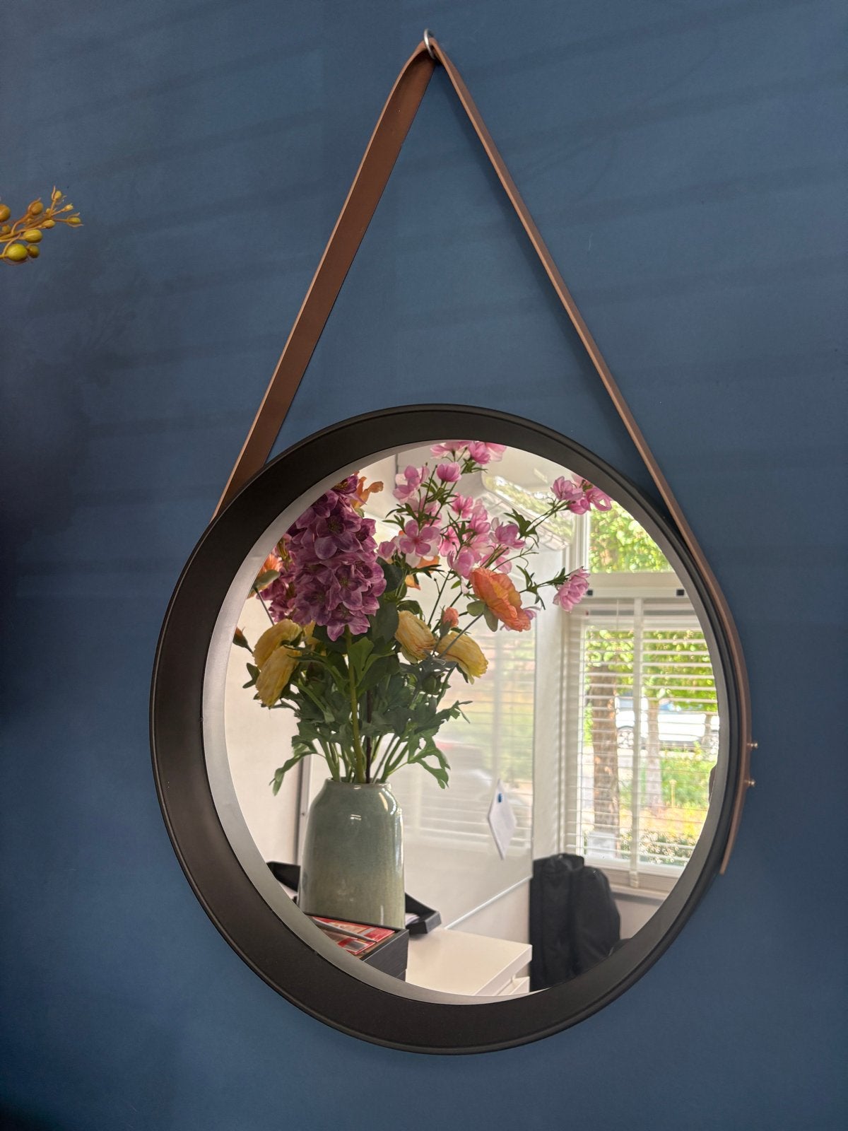 Ronde spiegel met leren band - Modern design, Huis en Inrichting, Woonaccessoires | Spiegels, Ophalen, Minder dan 50 cm, Rond