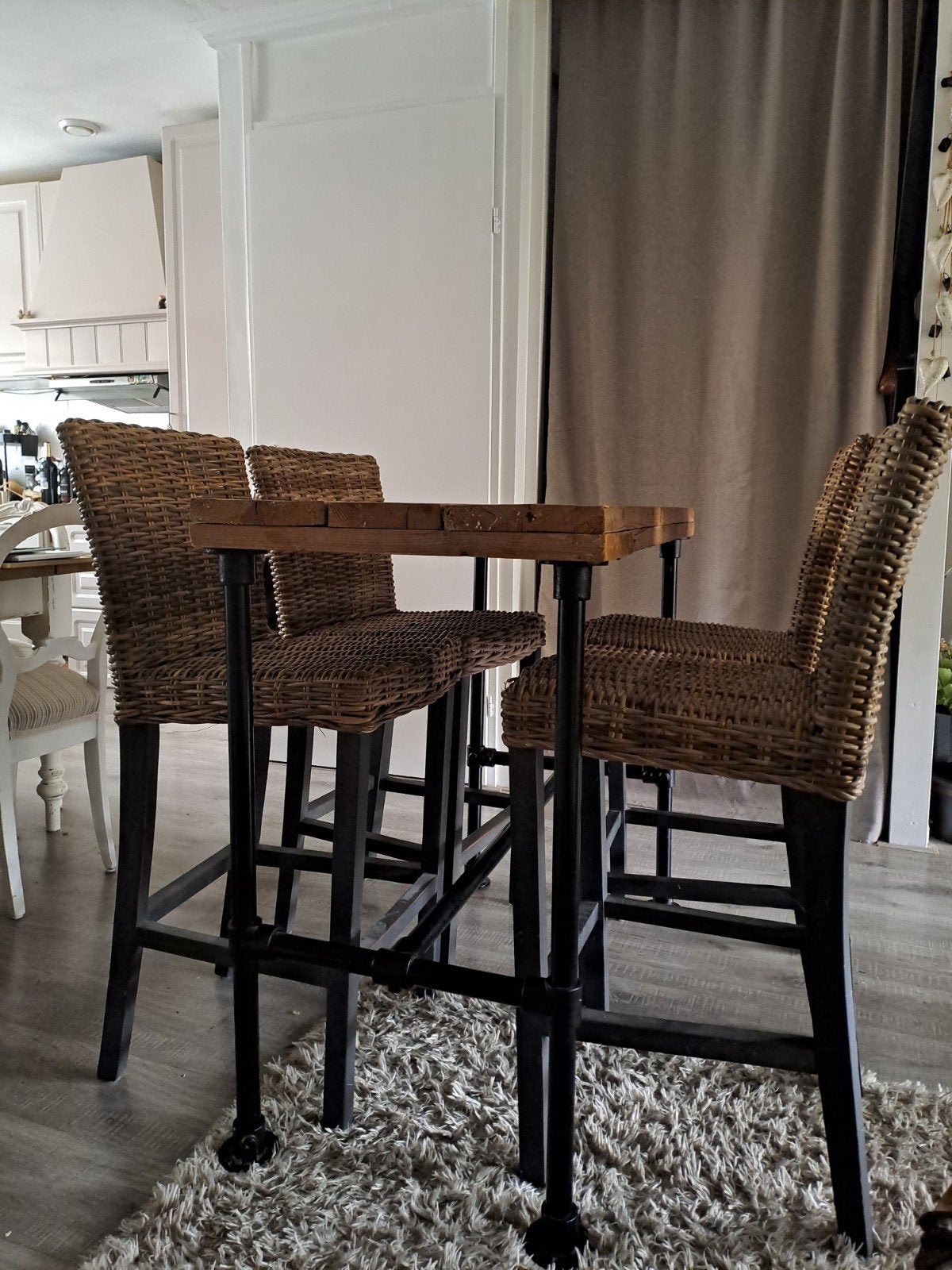 Leuke bartafel met rotan barkrukken, Ophalen, Gebruikt, 90 cm of meer, Hout