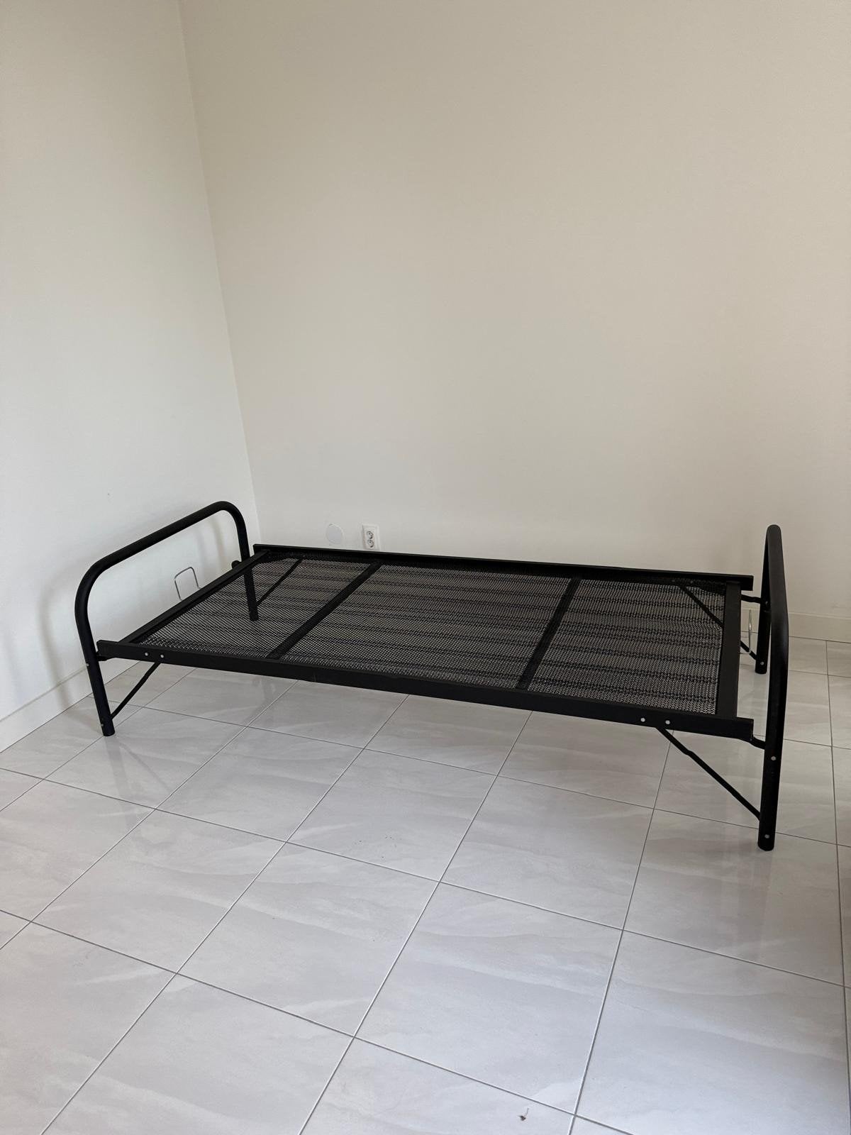 Eenpersoonsbed met metalen frame en lattenbodem, Huis en Inrichting, Ophalen, Gebruikt, 90 cm, Eenpersoons