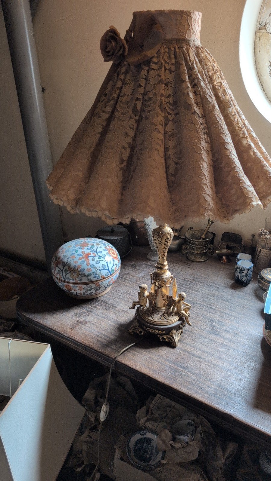 Antieke tafellamp met bronzen engeltjes en kanten kap, Antiek en Kunst, Ophalen