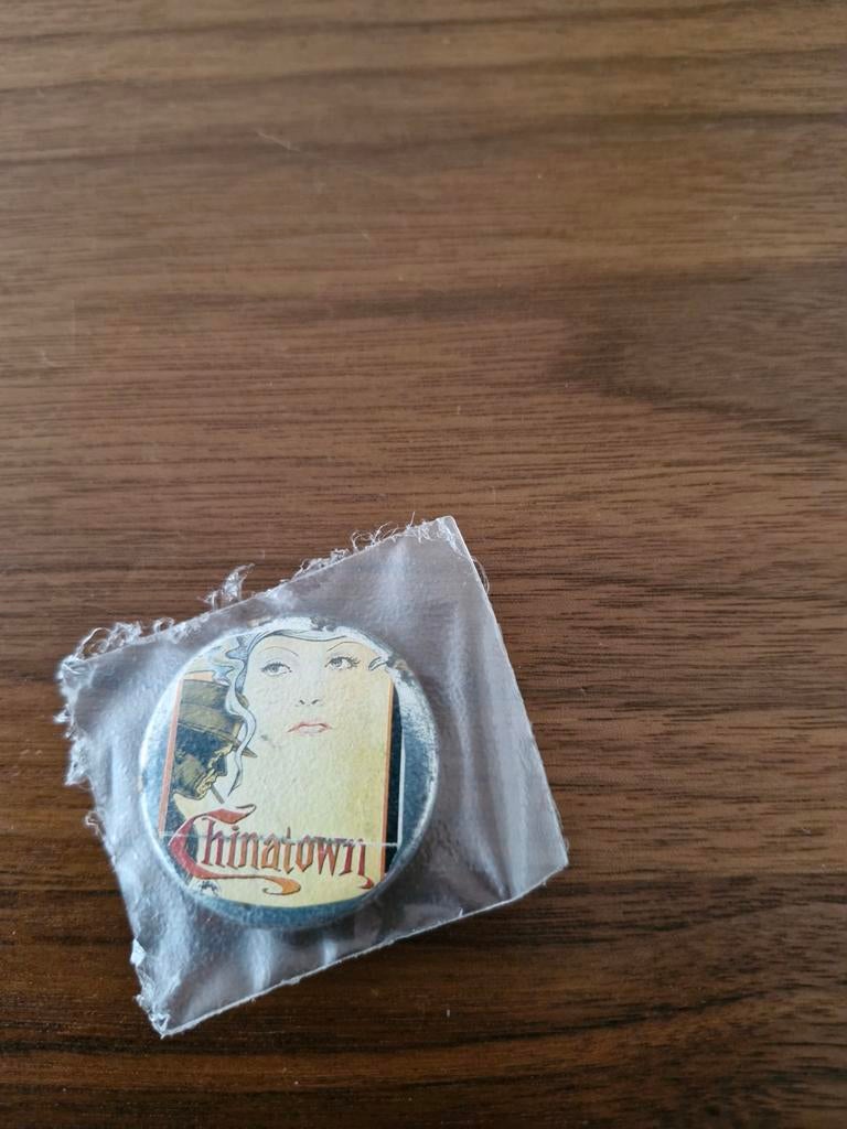 136 Film Button Chinatown button met gezicht, Ophalen of Verzenden