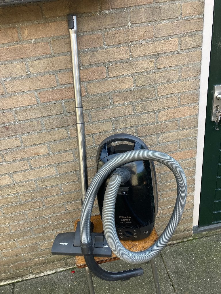 Miele Black 2000 watt stofzuiger, Witgoed en Apparatuur, Stofzak, Gebruikt, Geschikt voor harde vloeren, Ophalen of Verzenden