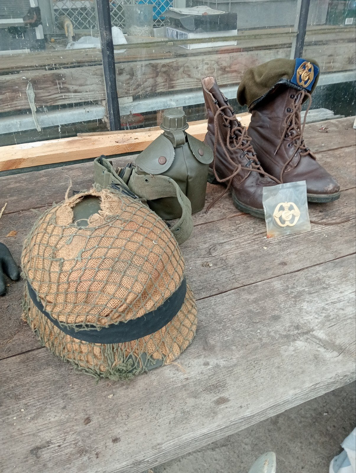 leger kleding, gedragen in 1989. Veldfles, koppel, helm, Ophalen, Landmacht, Nederland, Kleding of Schoenen