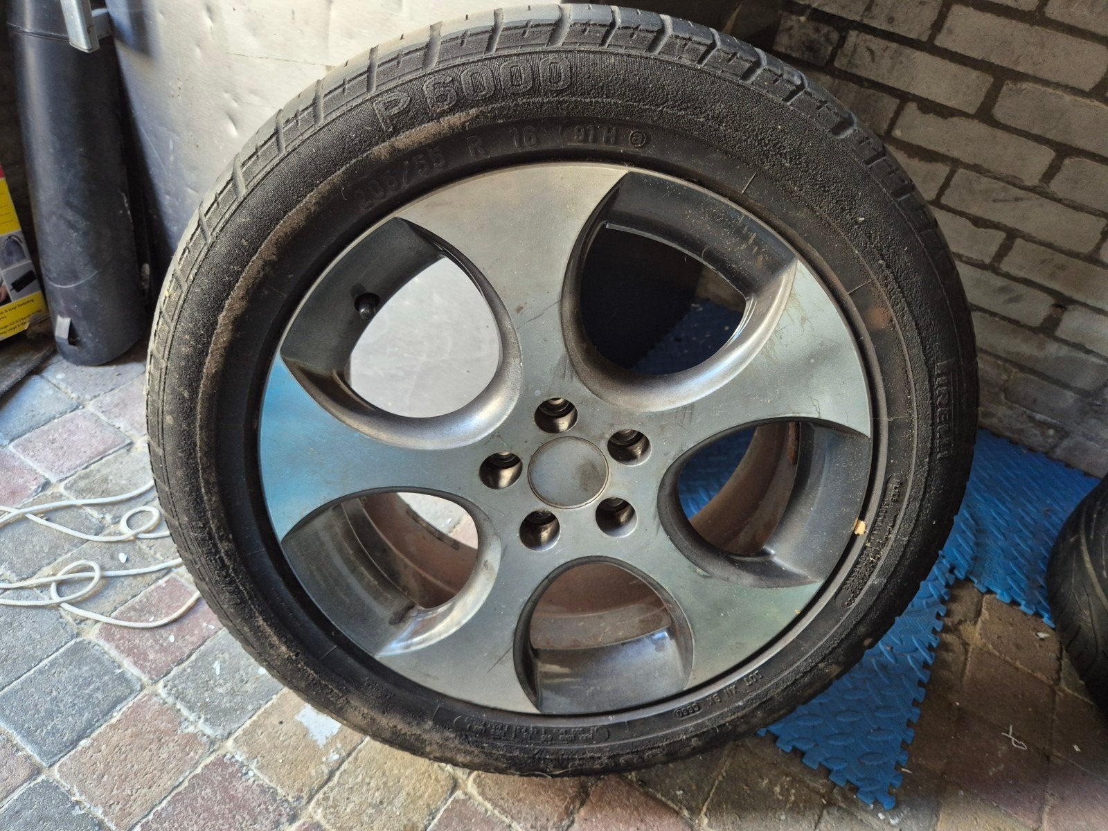 zwarte velg 225 /40 ZR 18 92w &  chrome 205/55 R16 Banden, Auto-onderdelen, Ophalen, Gebruikt, 16 inch, Banden en Velgen