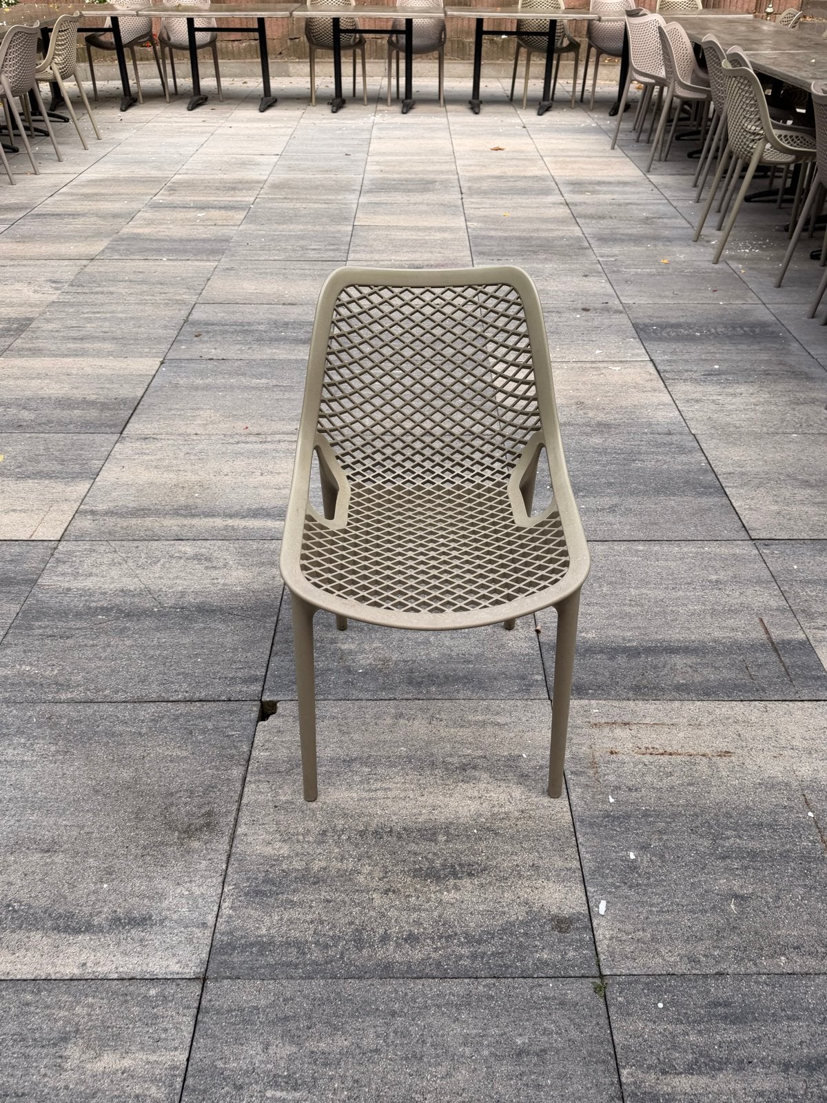 Foto 7 van Stapelbare tuinstoelen van kunststof en metaal