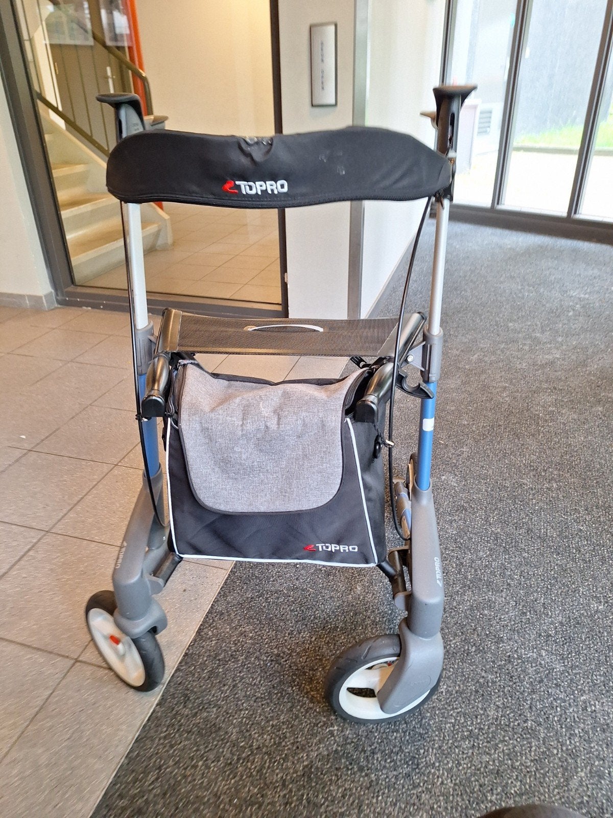 Foto 23 van Rollator lichtgewicht aluminium lees beschrijving nieuwstaat