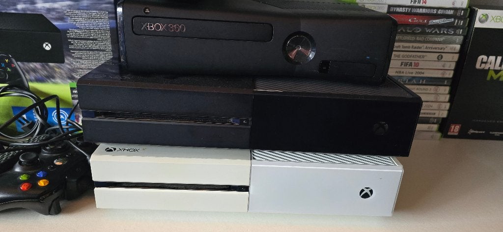 1x xbox 360 zwart 2x xbox wit/ zwart  en 29 diverse spellen, Ophalen, Gebruikt, Met 2 controllers
