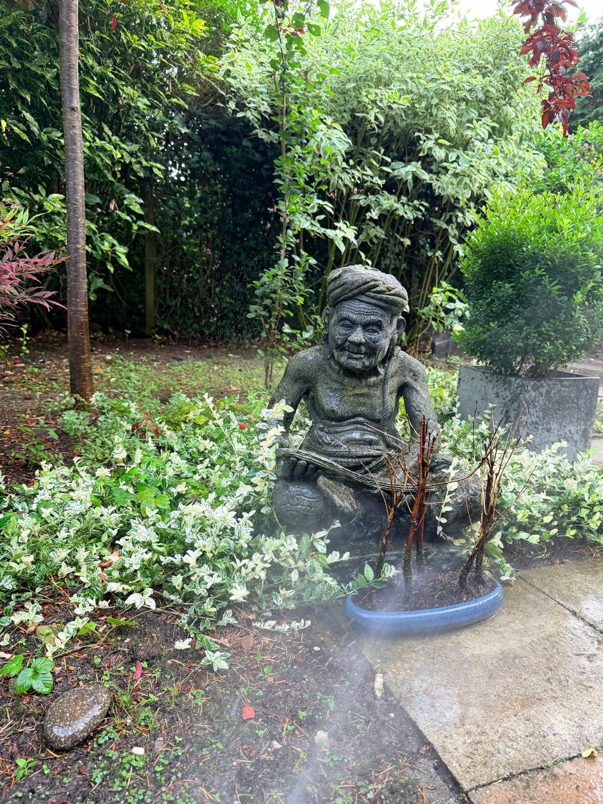 Twee lachende opa en oma beelden voor tuin of interieur, Ophalen, Gebruikt, Beton, Mensenbeeld