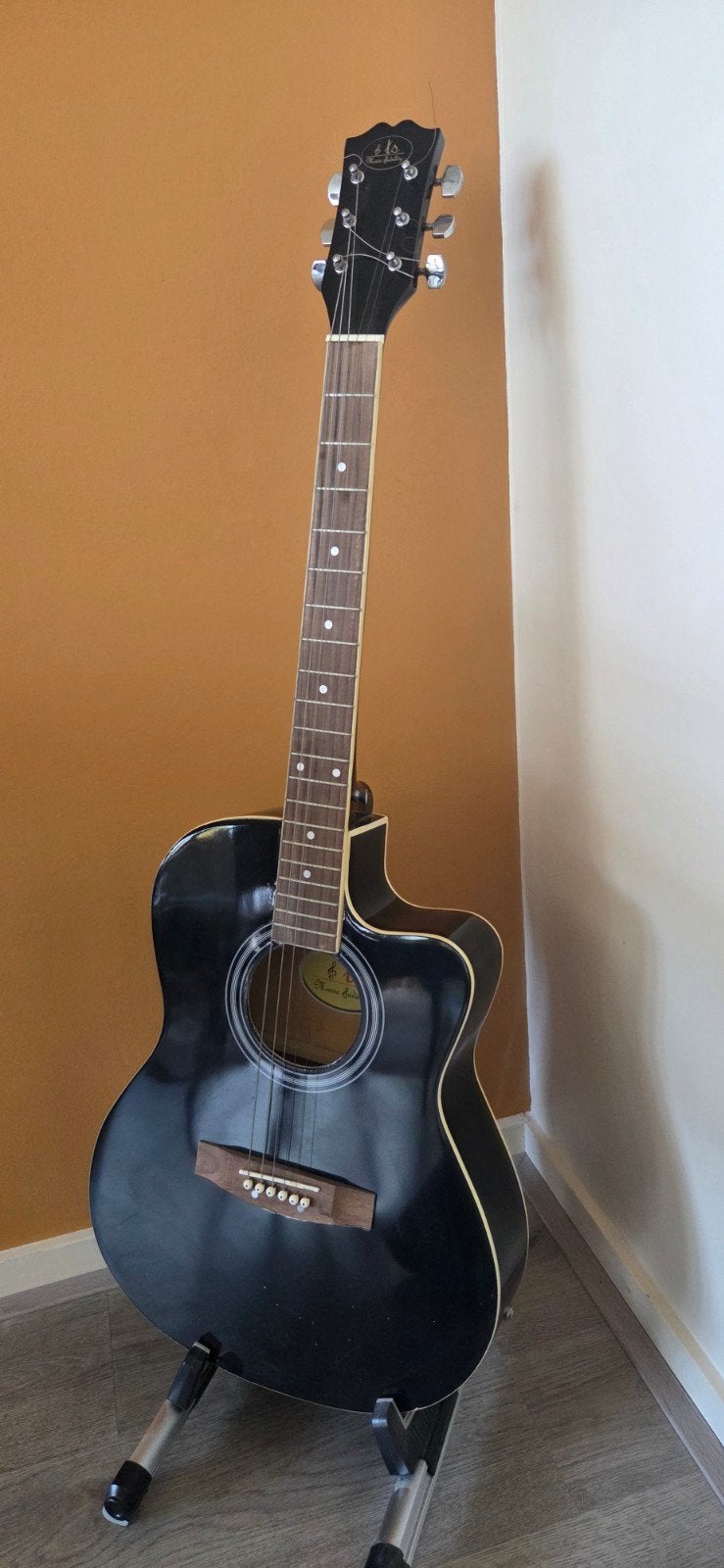 Zwarte akoestische gitaar met ingebouwde voorversterker, Ophalen