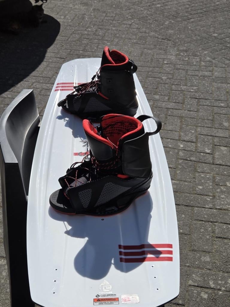 Obrien Wakeboard SOB 140 cm met Boots maat 39-44.5 EU, Watersport en Boten, Wakeboarden, Ophalen, Zo goed als nieuw, Board en Schoenen