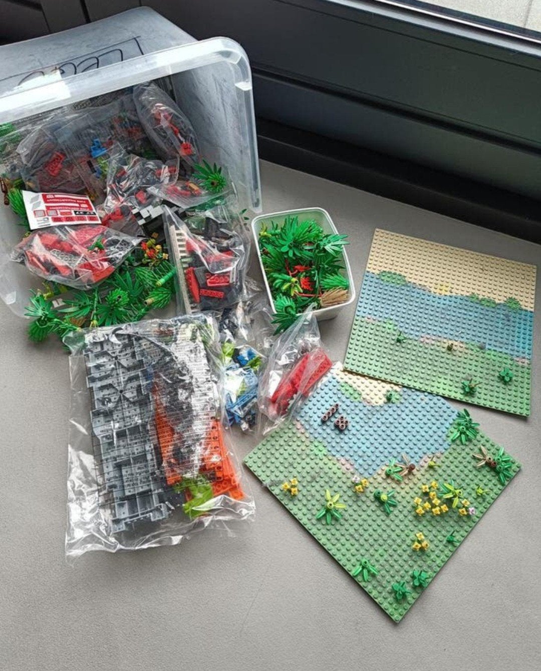 Krat vol met diverse "Lego" onderdelen en grondplaten, Ophalen of Verzenden, Gebruikt