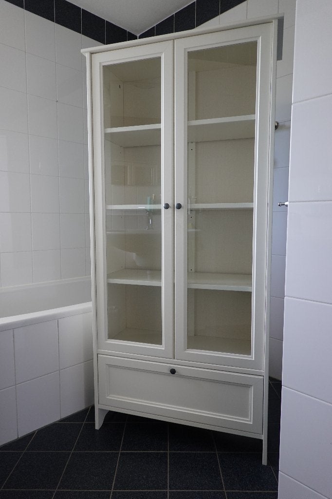 Witte vitrinekast met 4 planken en een lade (IKEA SMÅDAL), Ophalen, Met lade(s), 50 tot 100 cm, Zo goed als nieuw