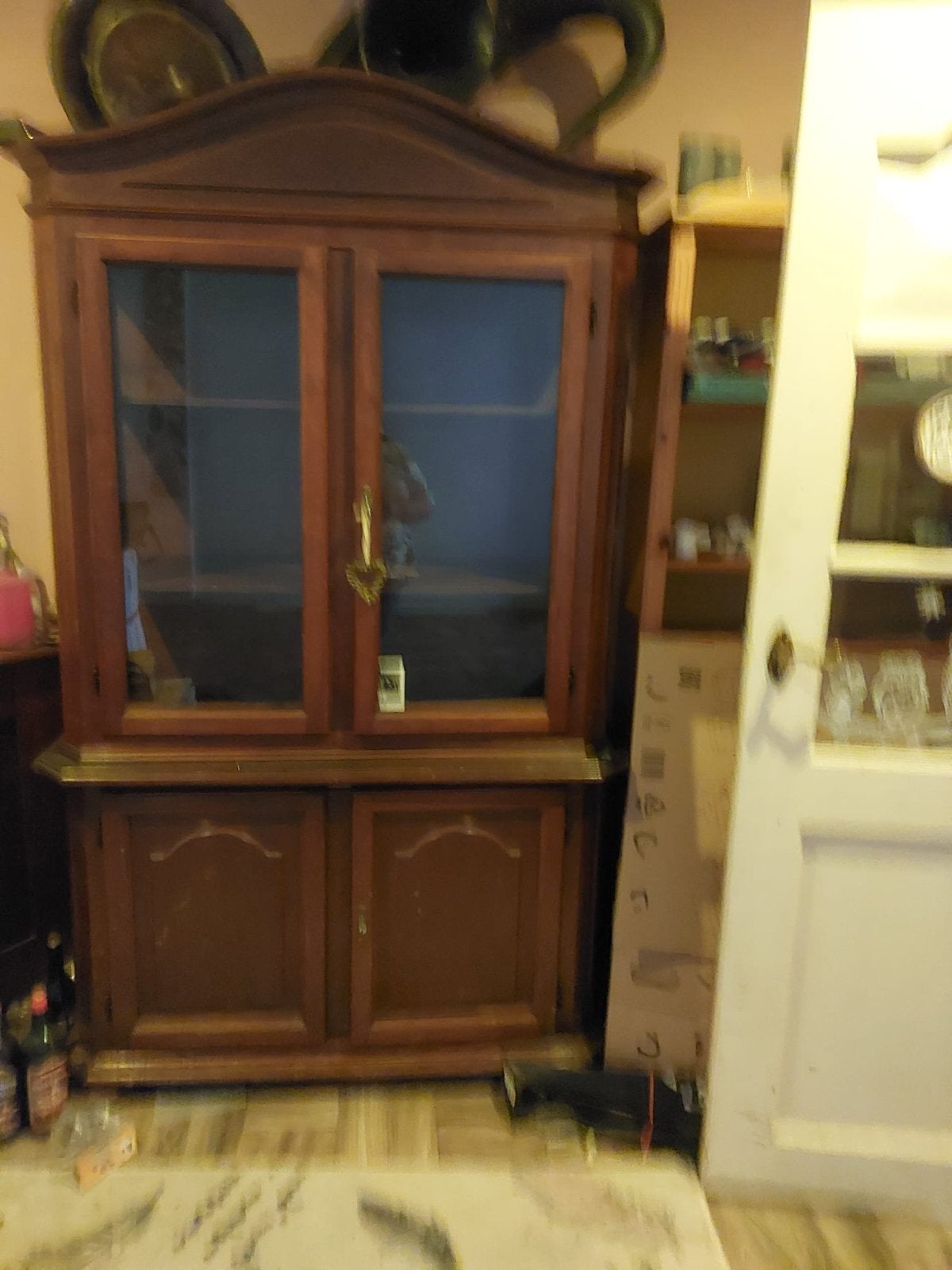 Klassieke houten vitrinekast met glazen deuren, Ophalen