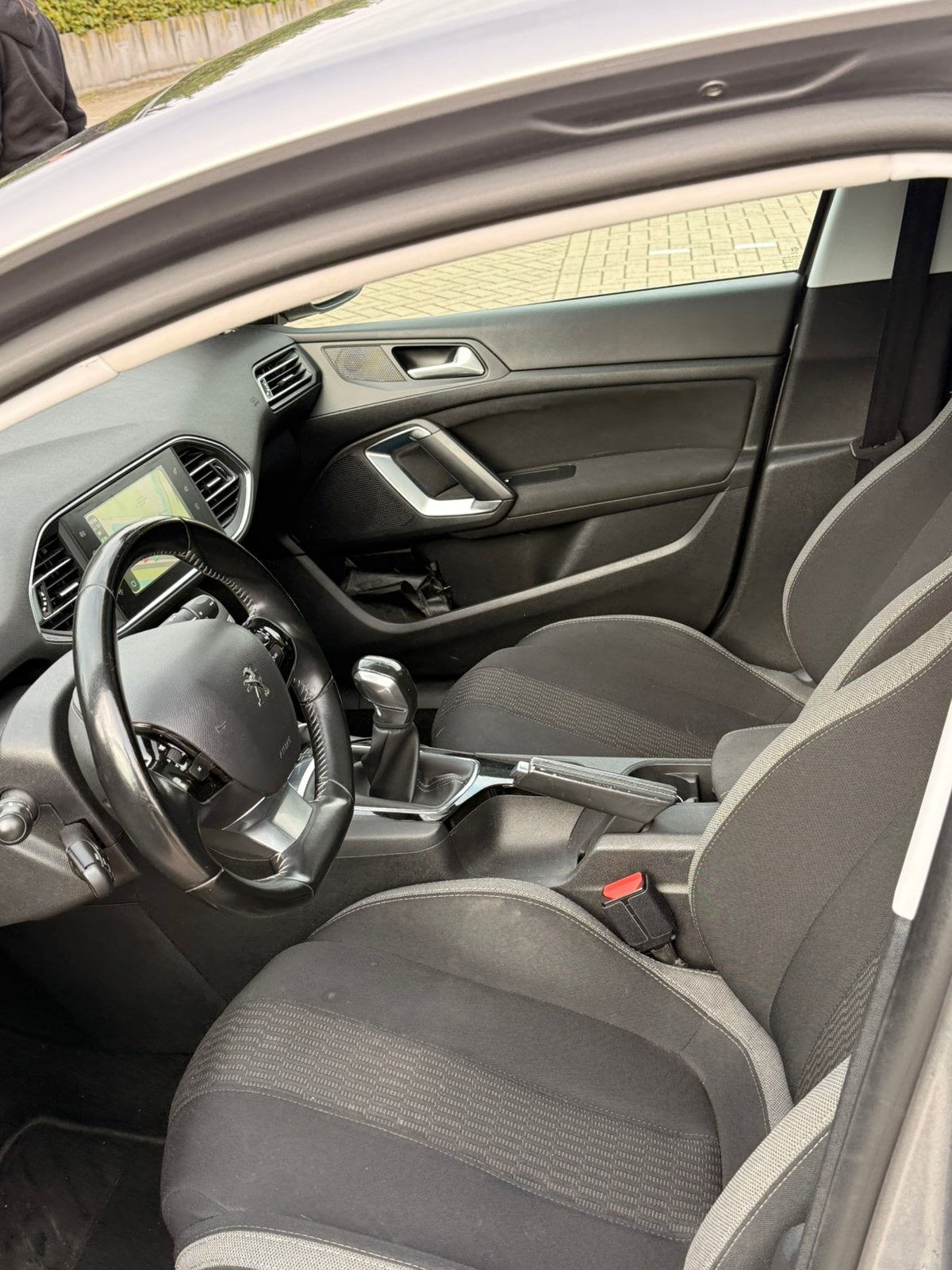 Foto 11 van Peugeot 308 1.2E-THP 81/110 5-D 2016 Grijs CARPLAY PANO