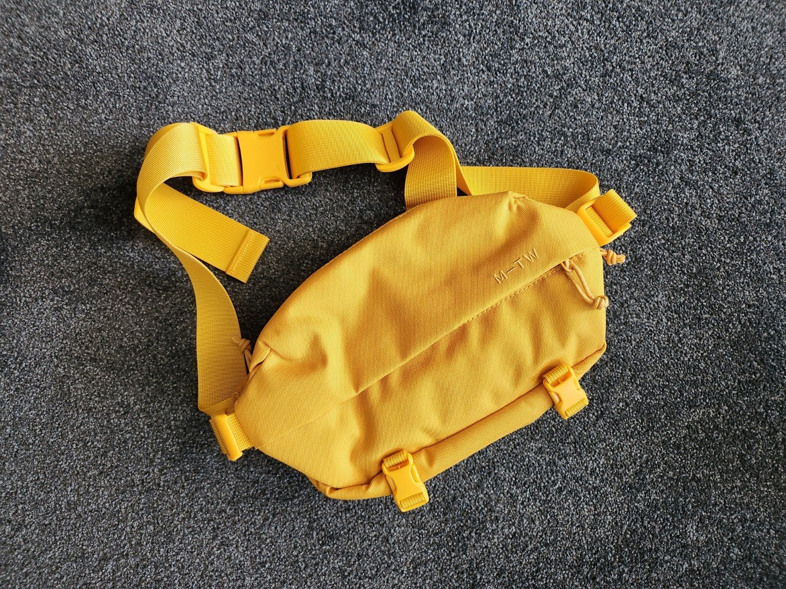 Moment 2L Fanny Sling Bag - Geel, Ophalen of Verzenden, Zo goed als nieuw, Geel, Schoudertasje