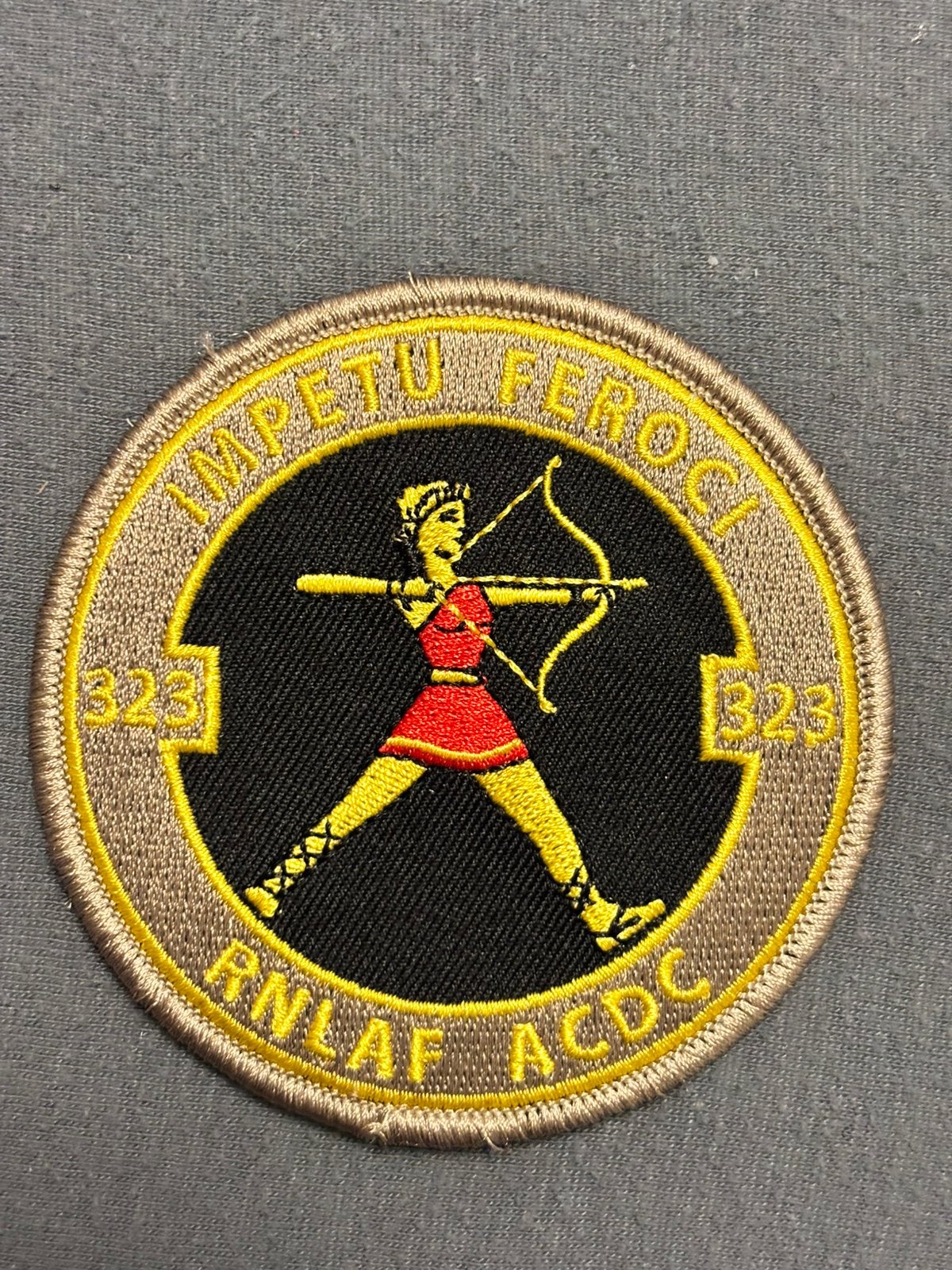 Embleem 323 SQN RNLAF ACDC gele uitvoering, Verzenden, Luchtmacht, Nederland, Embleem of Badge