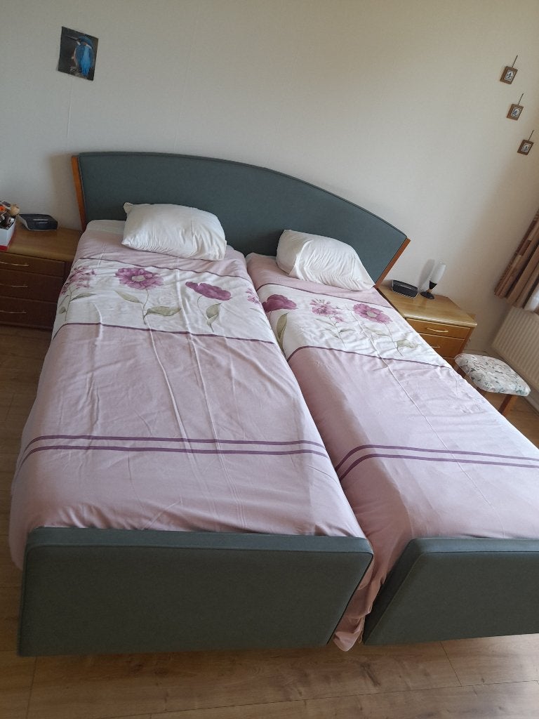 Twee eenpersoonsbedden met hoofdbord, Huis en Inrichting, Ophalen, Gebruikt, Klassiek, Tweepersoons