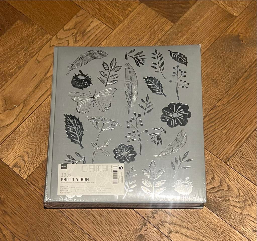 Hema Fotoalbum Nieuw in Verpakking Grijs/Zilver met Bladeren, Audio, Tv en Foto, Fotoalbums en Accessoires, Ophalen of Verzenden