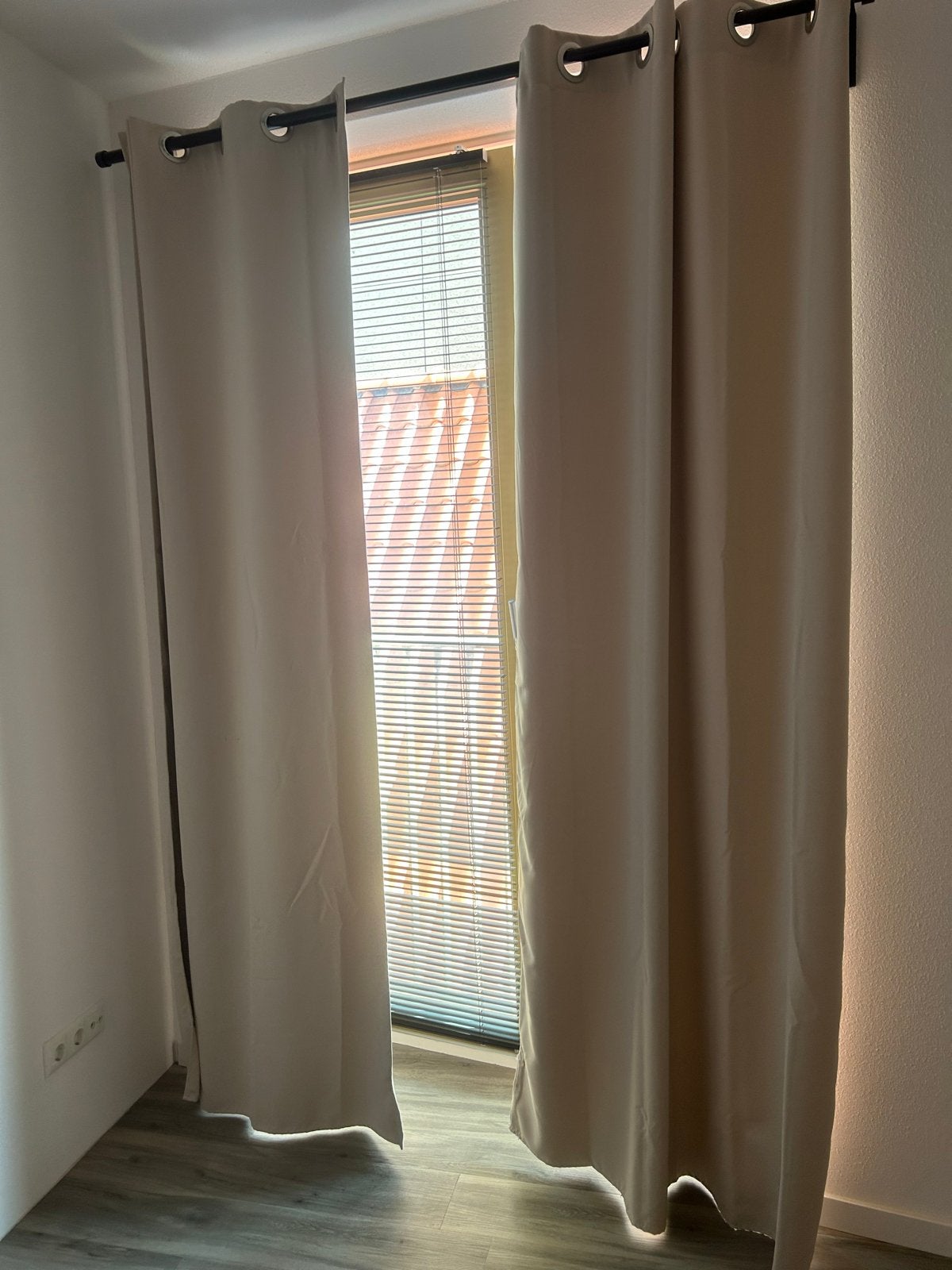 Beige/lichte gordijnen met ringen, zo goed als nieuw, Met ringen, Beige, Ophalen of Verzenden, Zo goed als nieuw