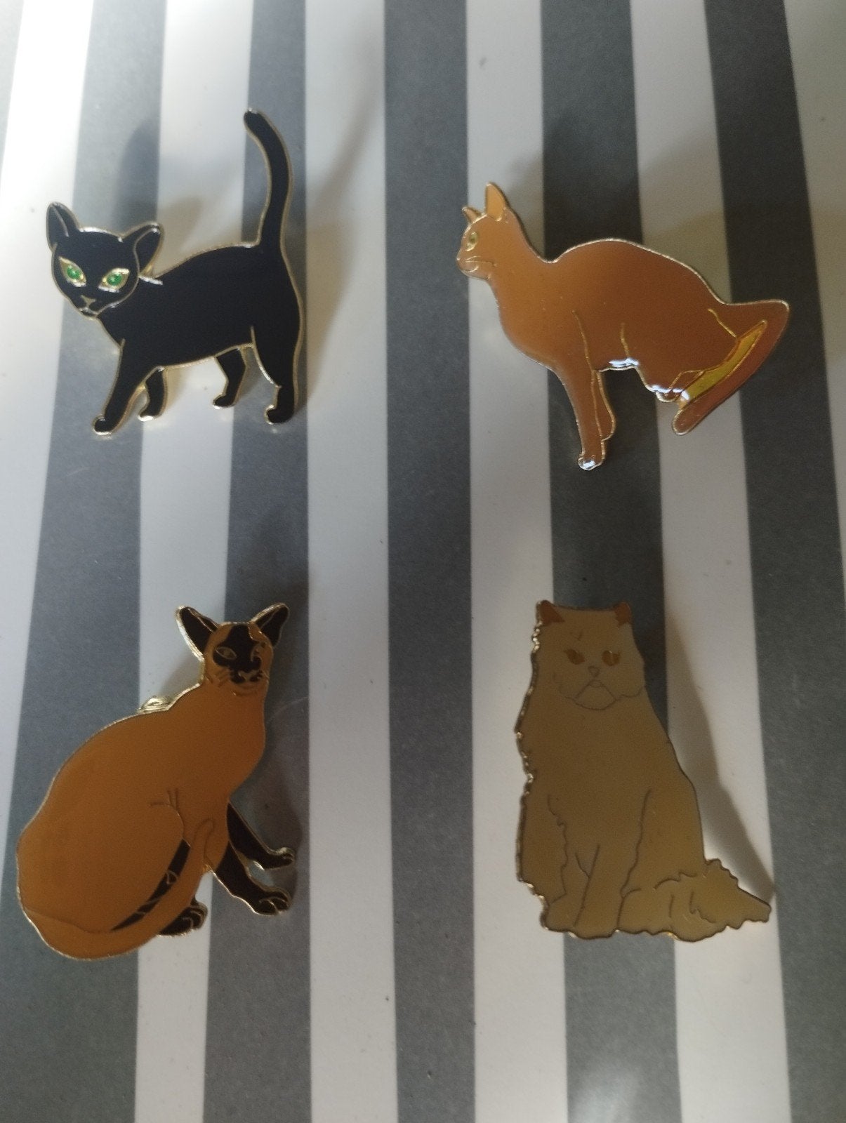 Set van 4 vintage kattenbroches - Editions Atlas, Verzamelen, Ophalen of Verzenden, Zo goed als nieuw, Dier of Natuur, Speldje of Pin