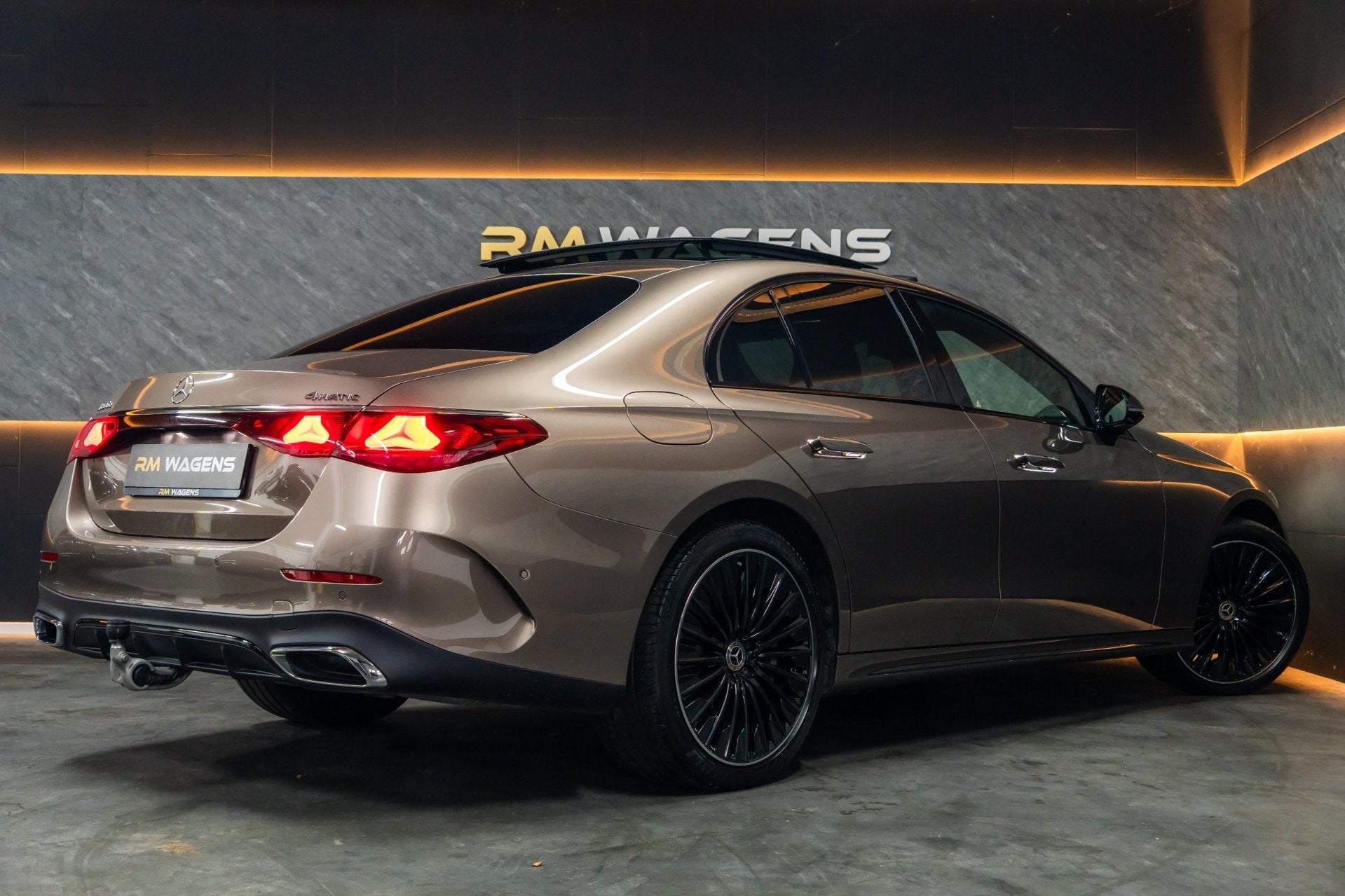 Mercedes-Benz E-klasse 300 e 4MATIC Exclusive Line|Pano|Hype, Auto's, Automaat, Verwarmde buitenspiegels, Euro 6, 4 cilinders