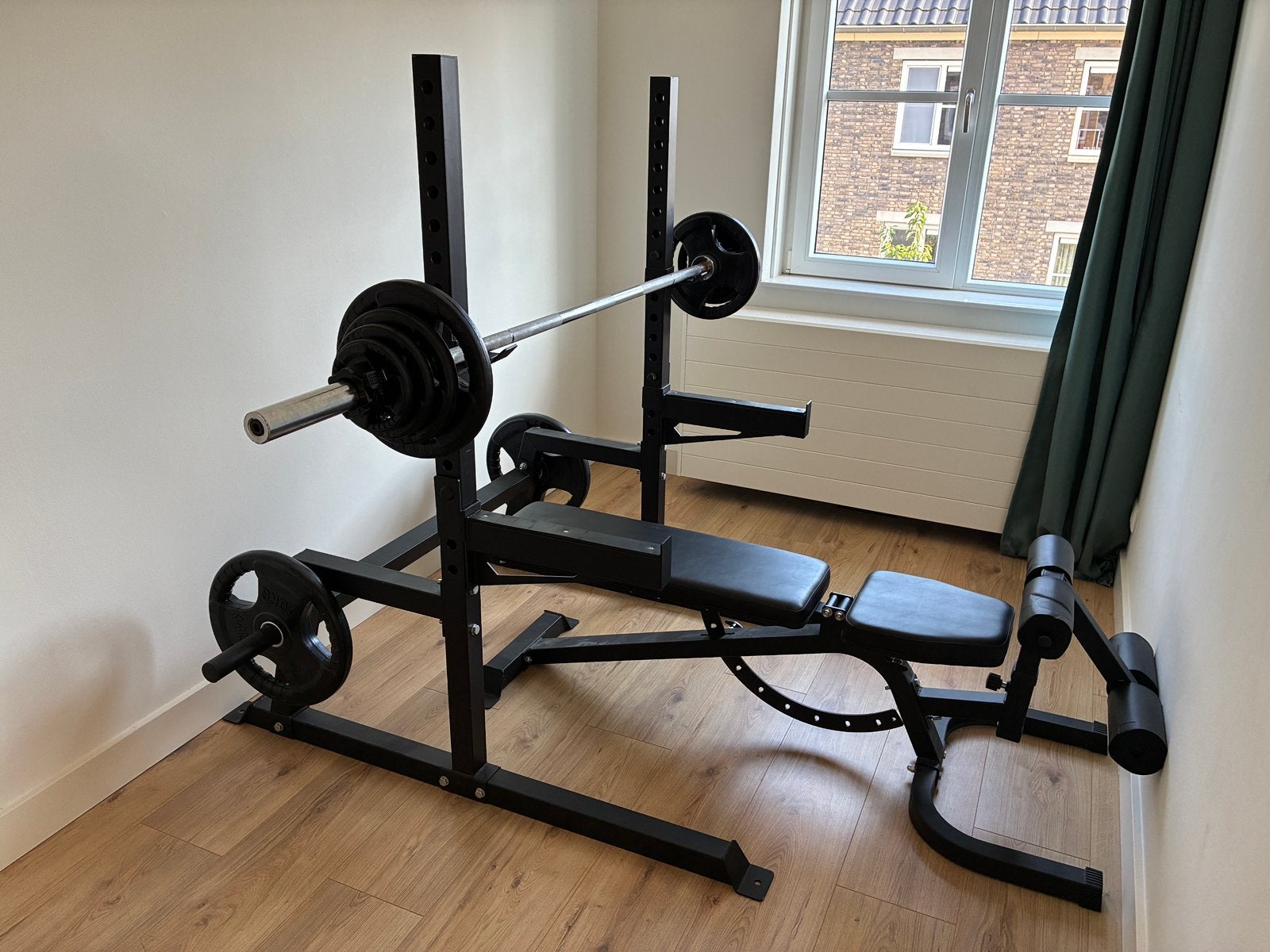 Complete homegym: halterbank/squatrek + Olympic bar + 77,5kg, Ophalen, Zo goed als nieuw, Krachtstation