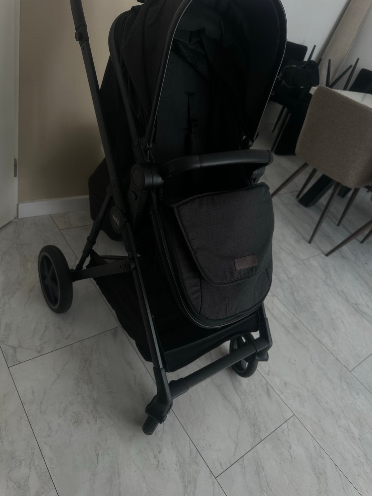 Novi Kinderwagen Zwart + Autostoel - Complete Set, Zo goed als nieuw, Combiwagen, Met autostoeltje, Ophalen