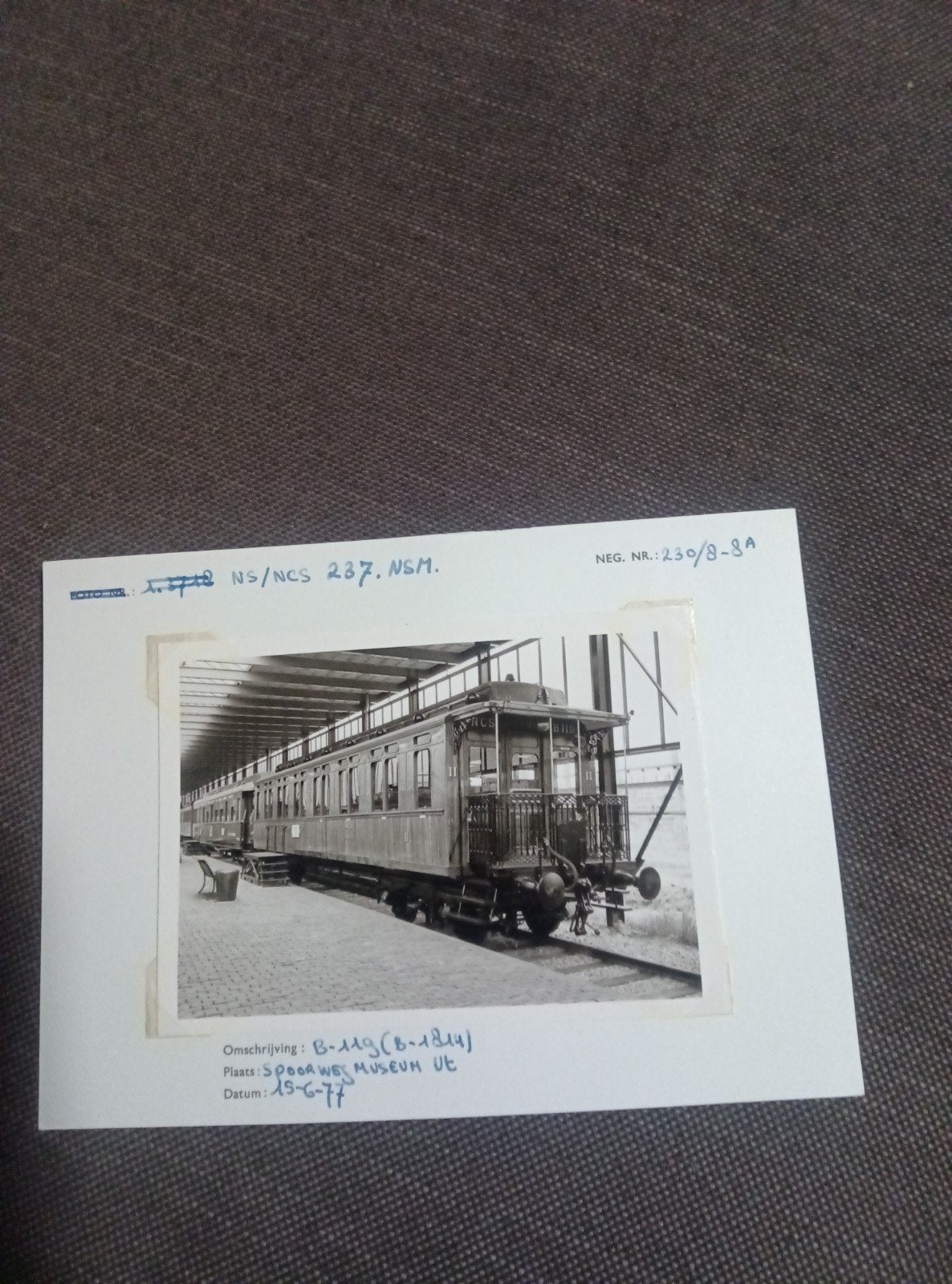 Zwart-wit foto van historische trein in Spoorwegmuseum, Verzamelen, Spoorwegen en Tramwegen, Ophalen of Verzenden, Gebruikt, Trein