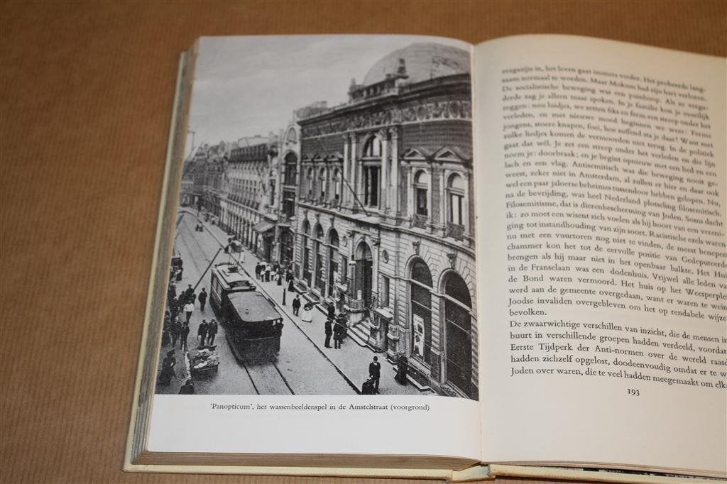 Er groeit gras in de Weesperstraat. 1958., Ophalen of Verzenden, Gelezen