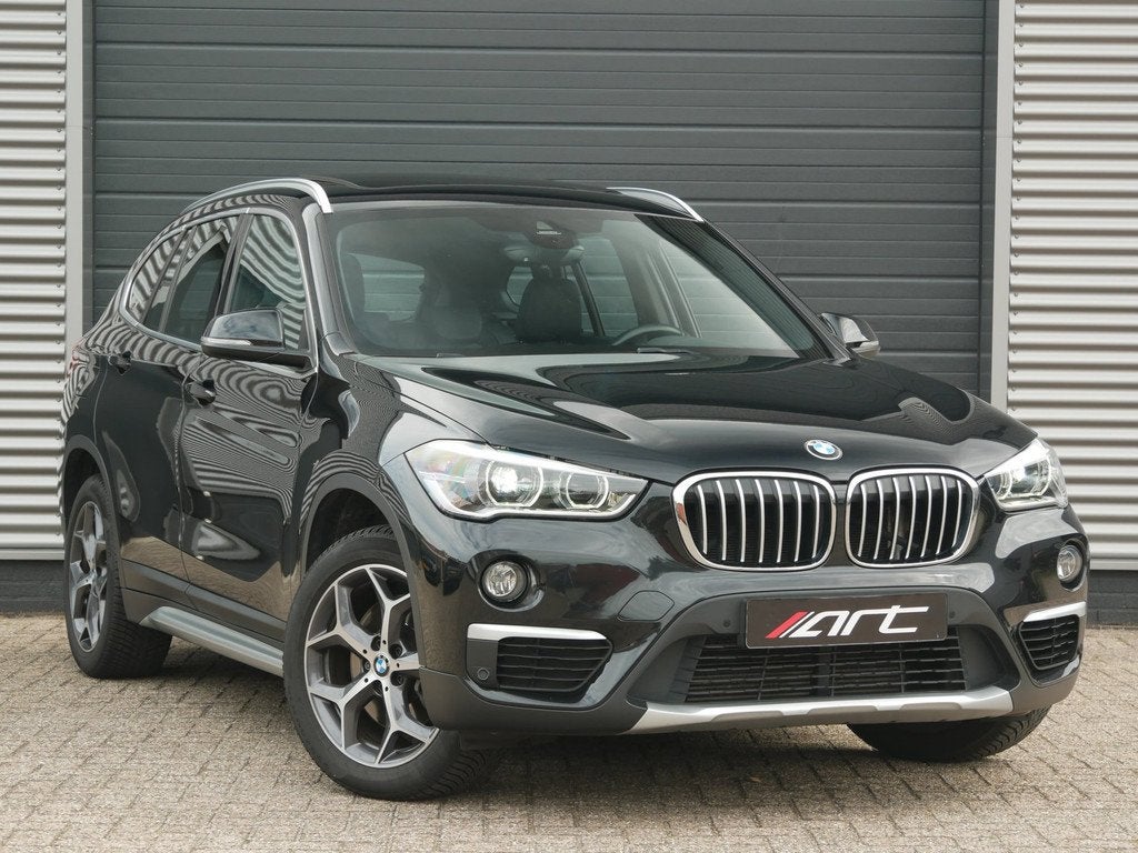 BMW X1 SDrive20i , Trekhaak, Pano, HUD, Camera,, Auto's, Zwart, Bedrijf, SUV of Terreinwagen, 1460 kg