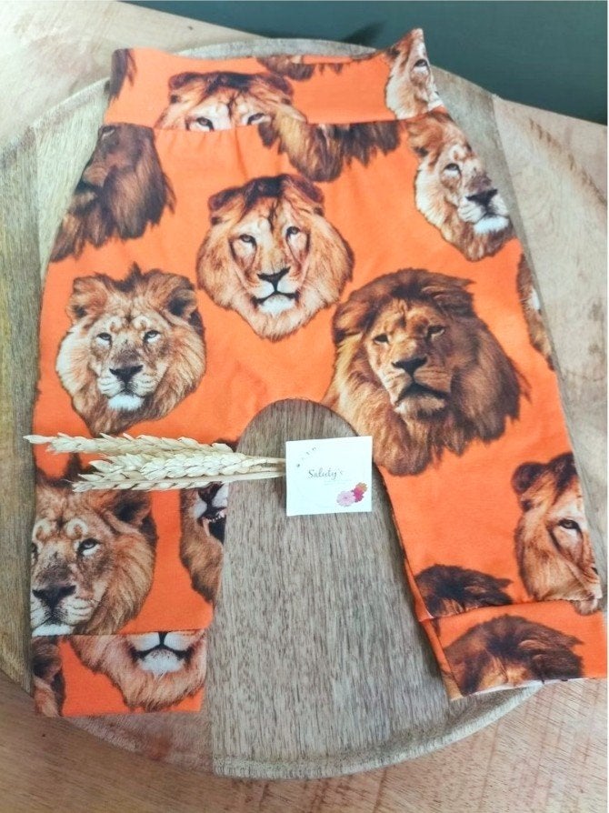 Nieuw handgemaakt • Broekje Oranje Leeuw - 56, Kinderen en Baby's, Babykleding | Maat 56, Broekje, Nieuw, Ophalen of Verzenden