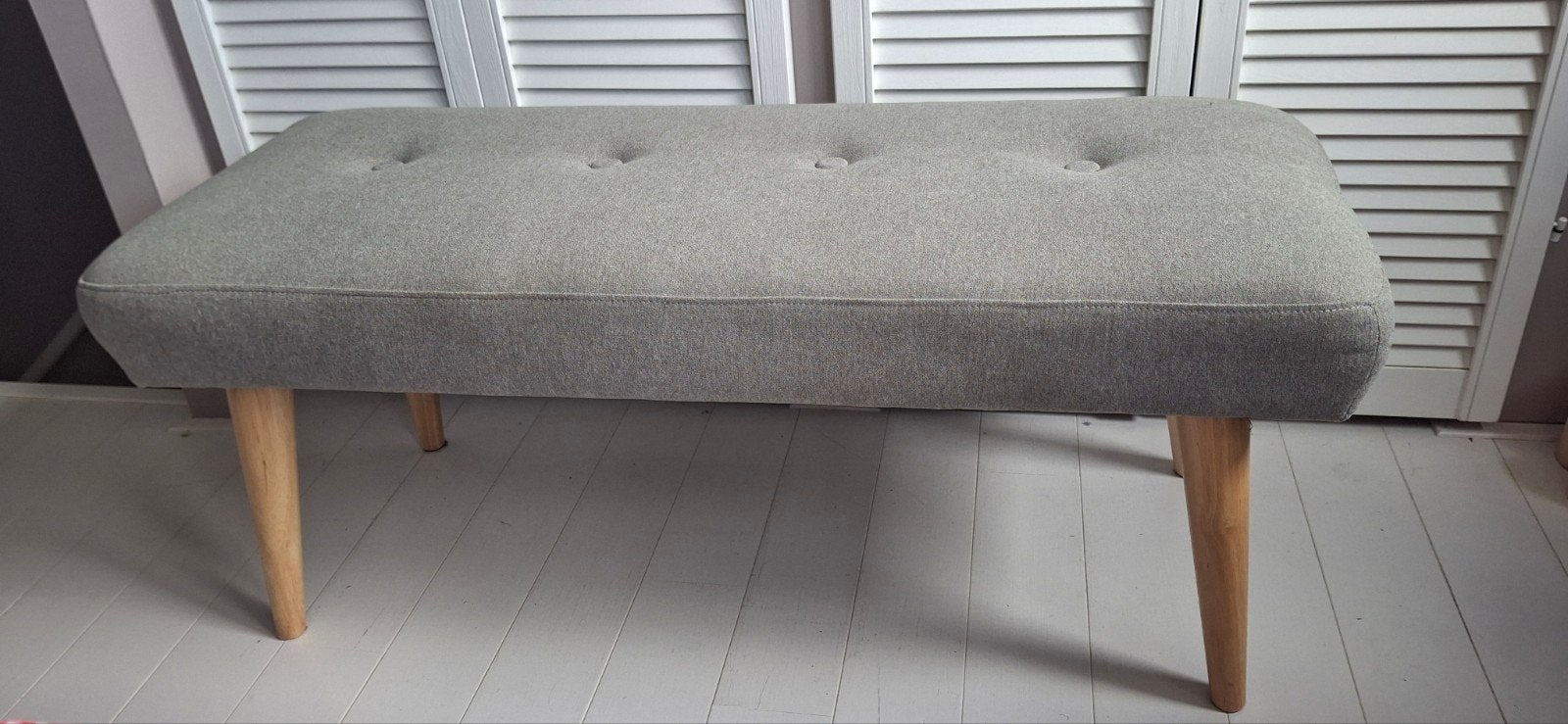 JYSK Bankje Grijze Stof met Houten Poten 112 x 43 cm, Huis en Inrichting, Ophalen