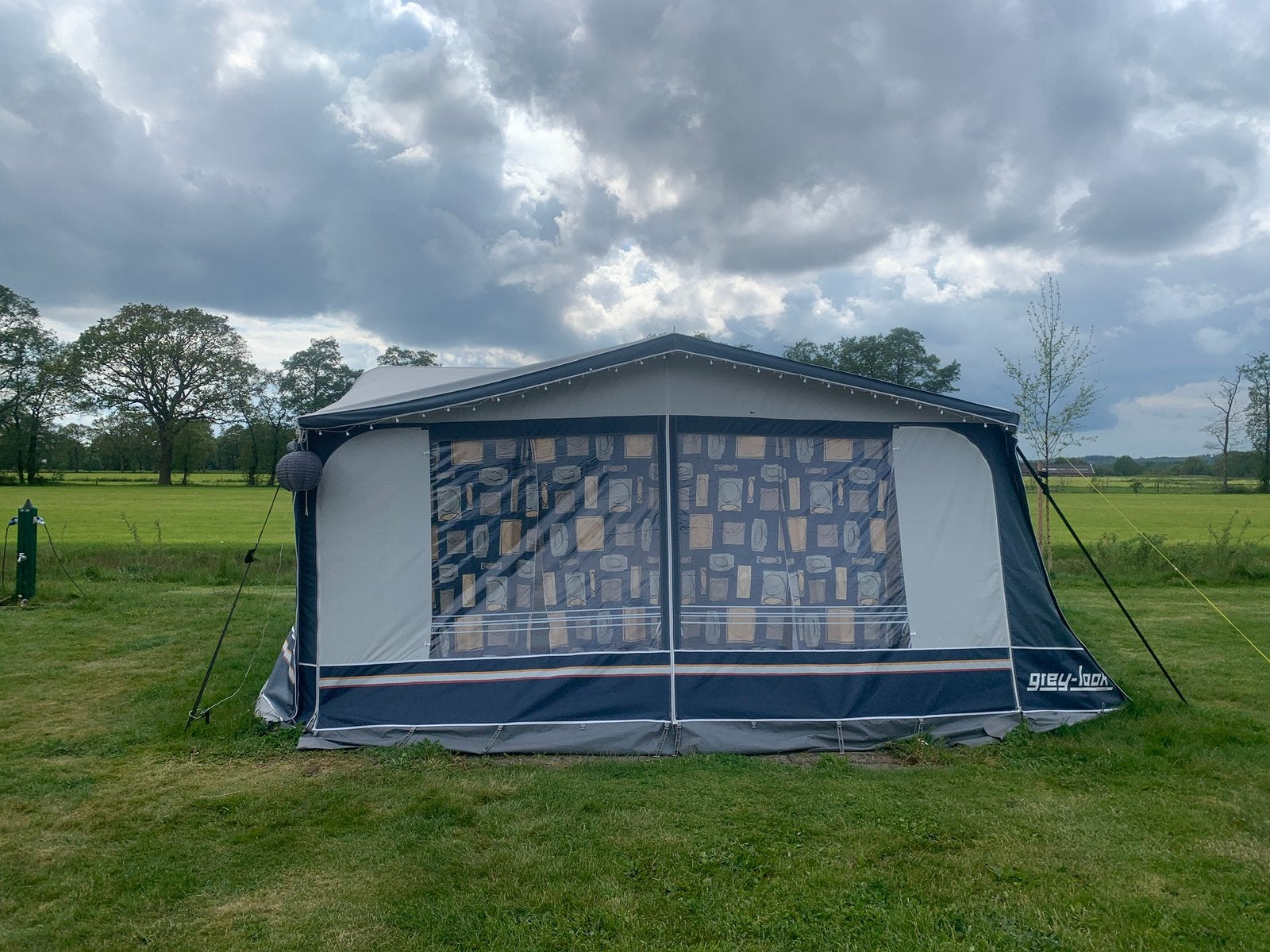 Mooi opgeknapte gezinscaravan met speciaal twee kinderbedjes, Caravans en Kamperen, Caravans, Rondzit, Schokbreker, Particulier