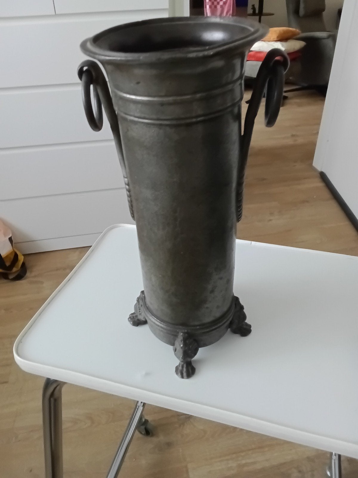 tinnen vaas met 2 ringen aan bladeren, Antiek en Kunst, Antiek | Tin, Ophalen of Verzenden