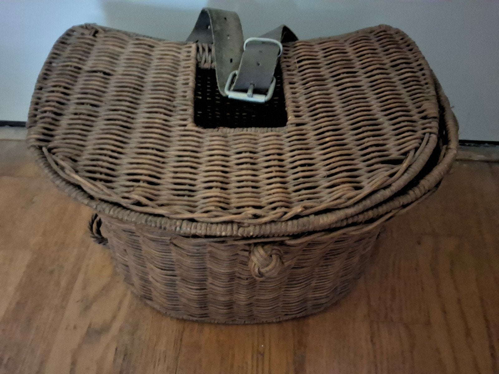 Vintage rieten vismand met lederen riem, Ophalen of Verzenden, Overige typen