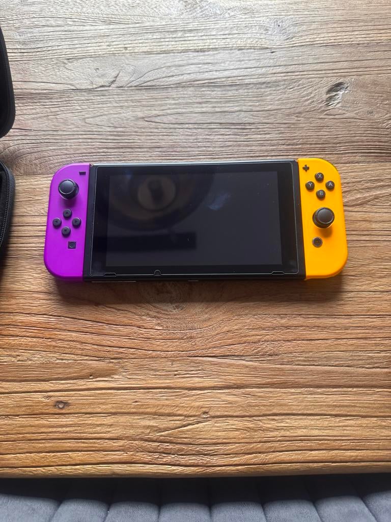 Nintendo Switch met 2 Pokémon games en Minecraft, Spelcomputers en Games, Met games, Met 2 controllers, Ophalen of Verzenden, Zo goed als nieuw